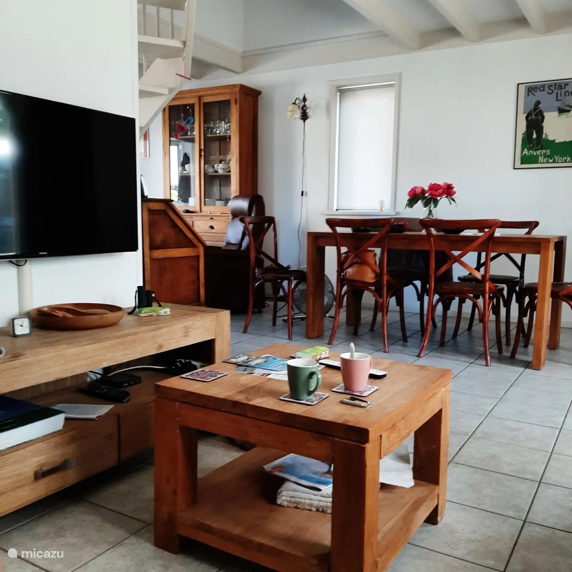 Mesa de comedor con 6 sillas.