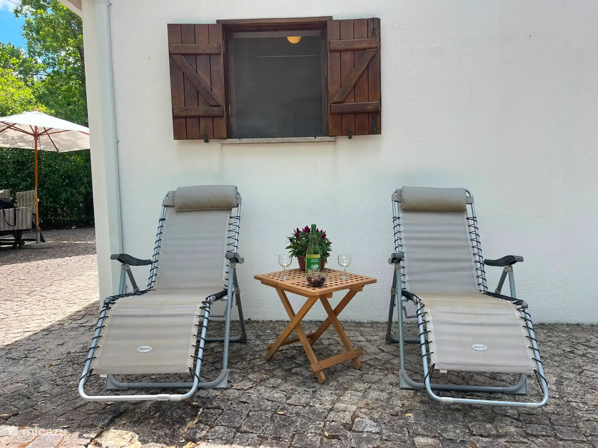 Een heerlijke plek om buiten te ontspannen met comfortabele ligstoelen en alle rust om je heen
