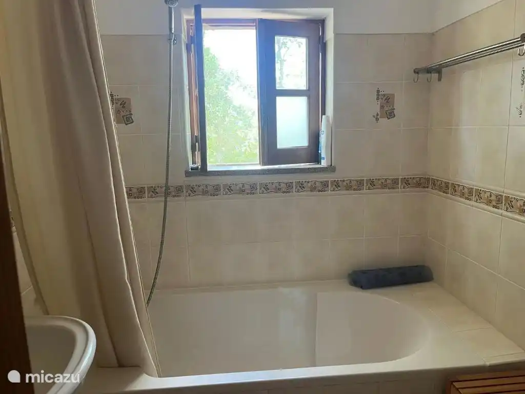 Lichte badkamer met ligbad 