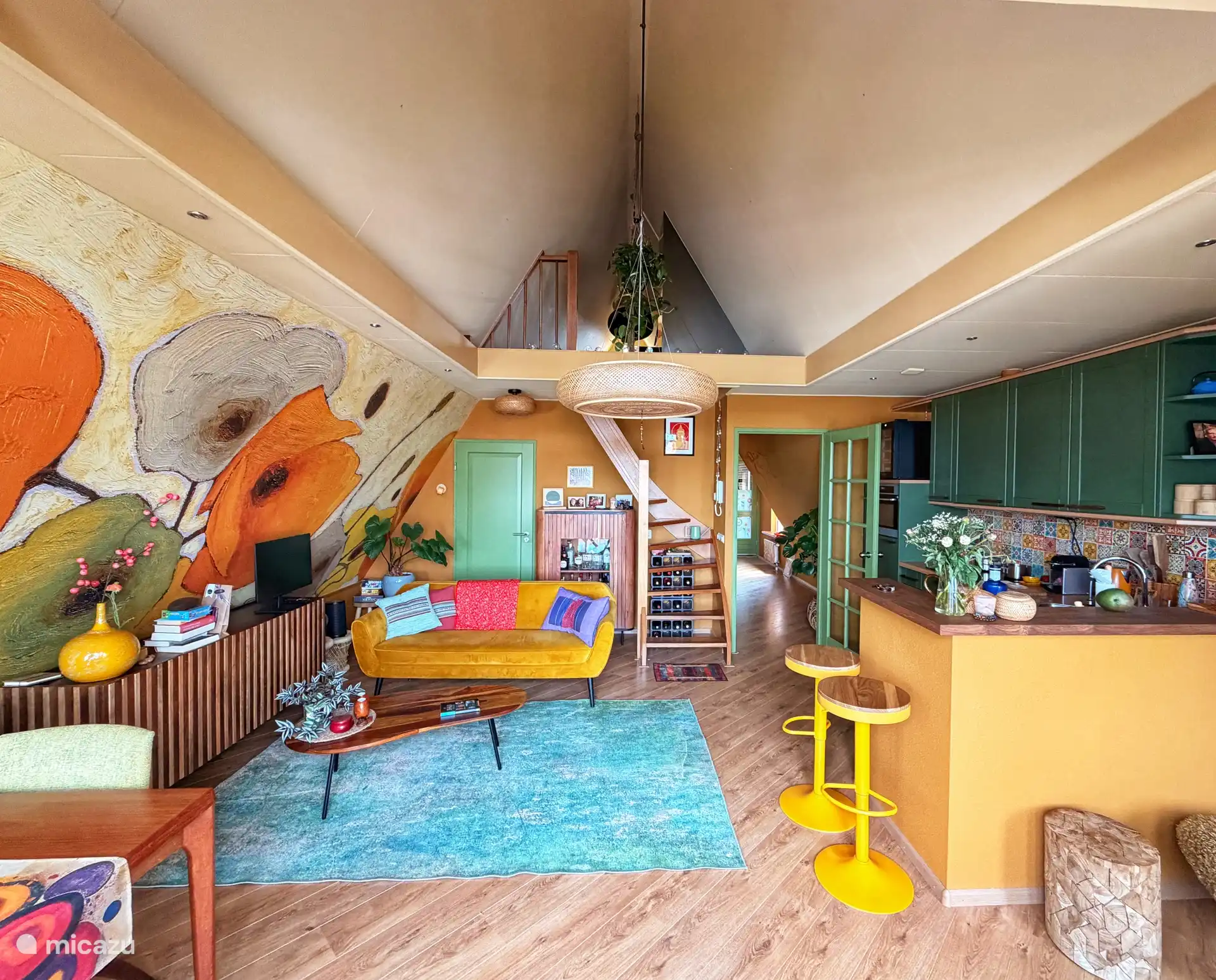 Das Wohnzimmer mit Küche und Bar