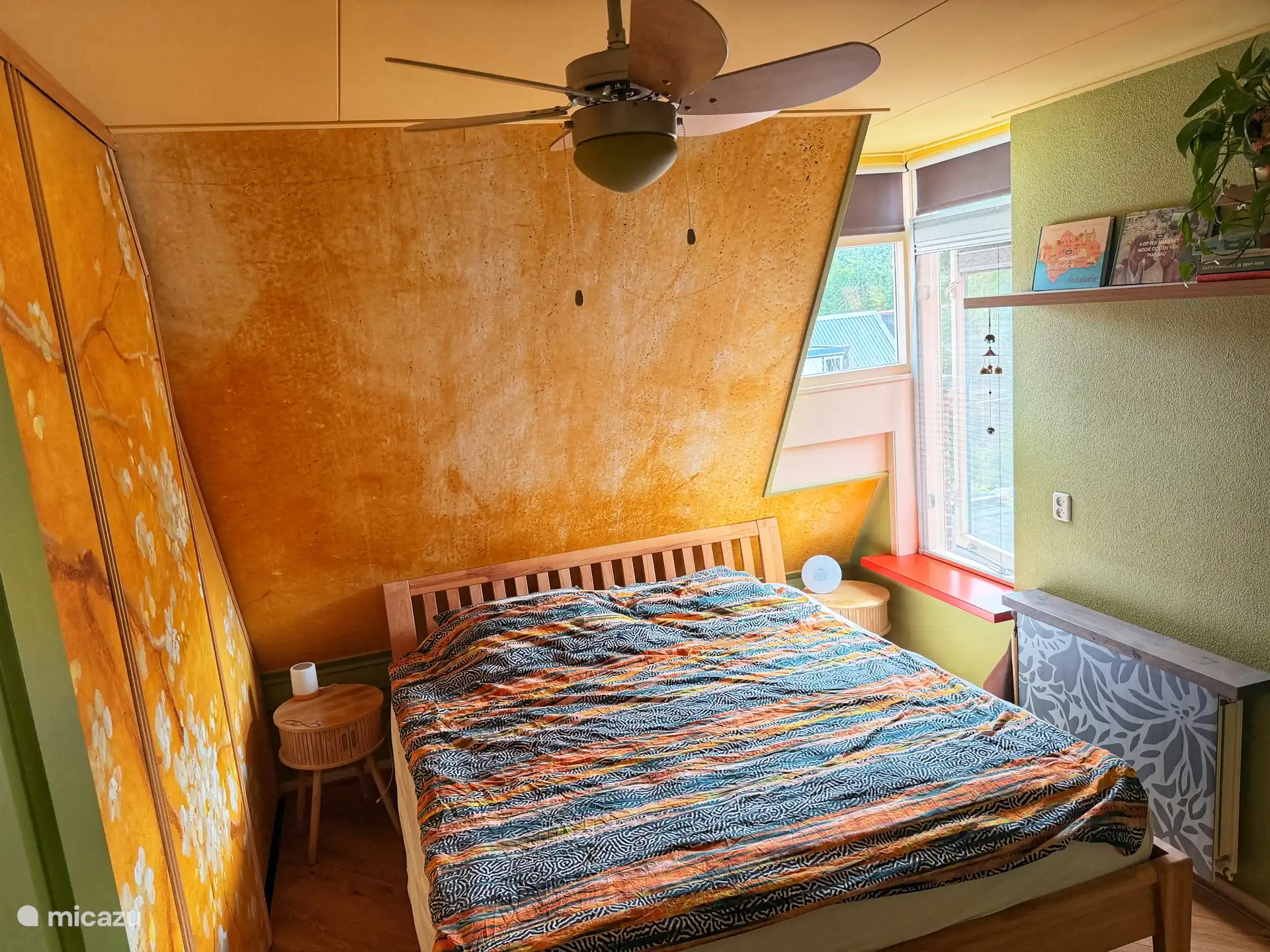 Schlafzimmer mit geräumigem Bett für zwei Personen