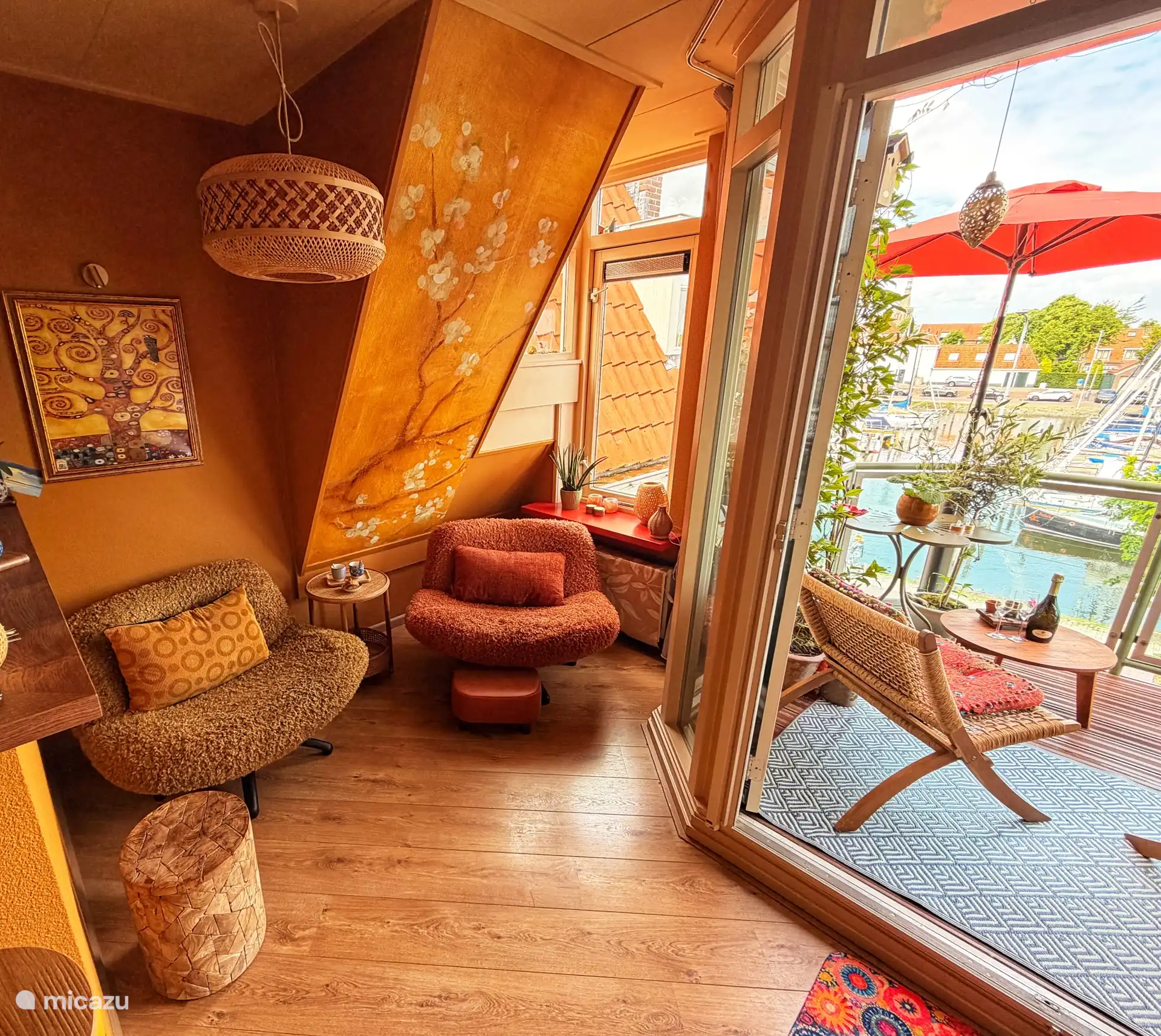 Eine Ecke im Wohnzimmer mit zwei schönen Sesseln 