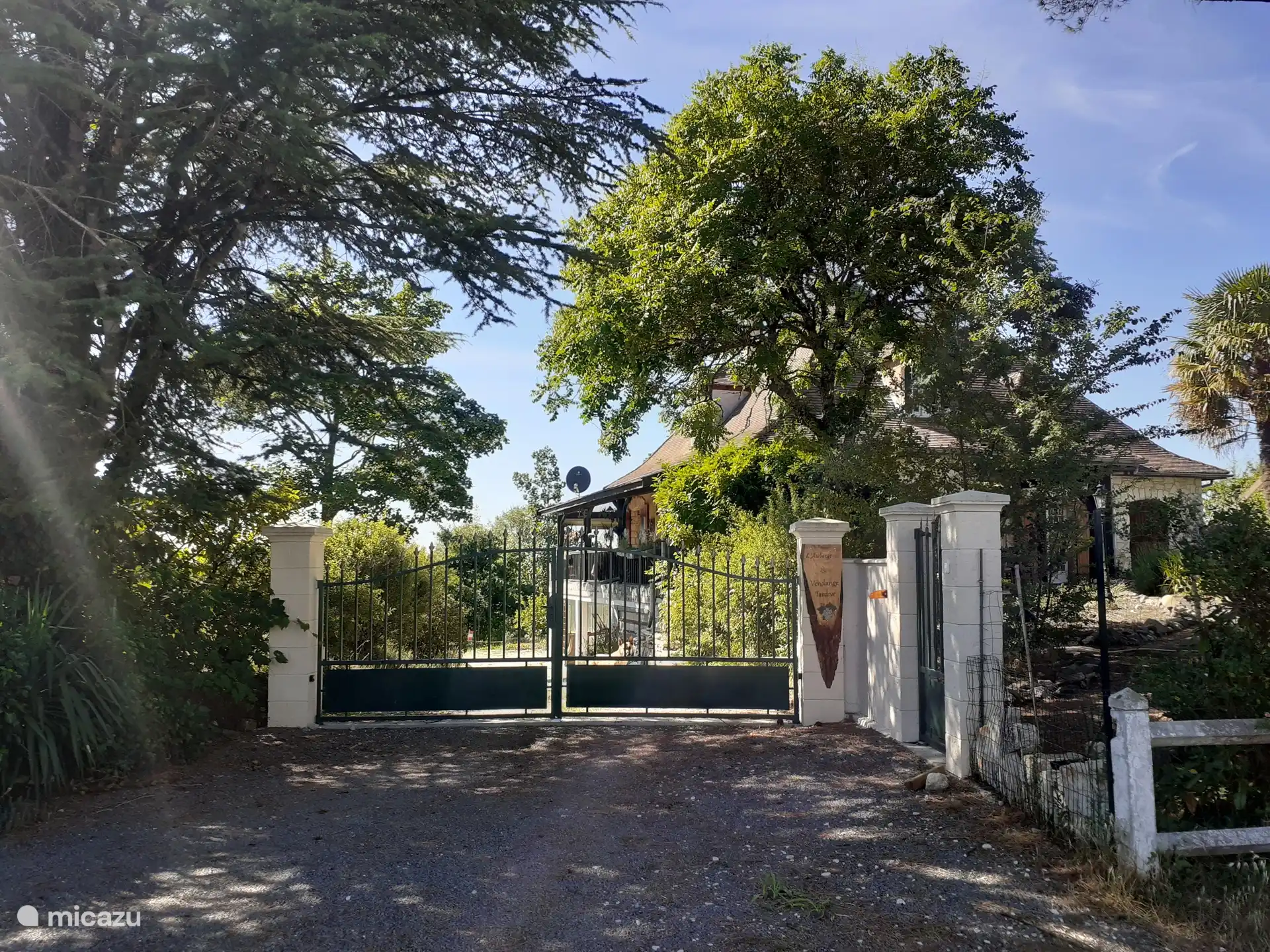 De entree van Vendange Tardive(het hoofdhuis) met de gîte L'Aubergerac
