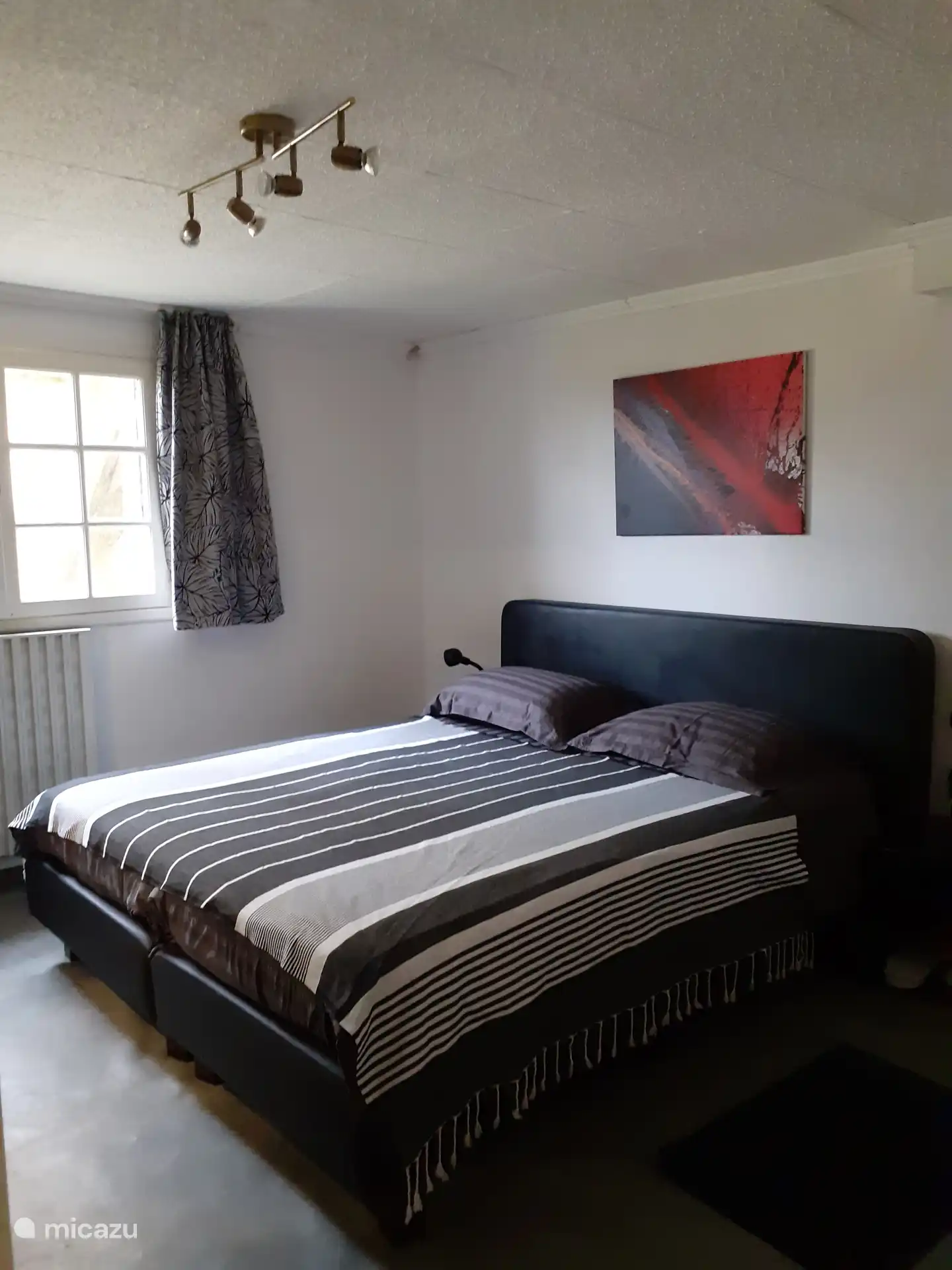 Een heerlijke koele slaapkamer met insecten-hor voor de openslaande ramen