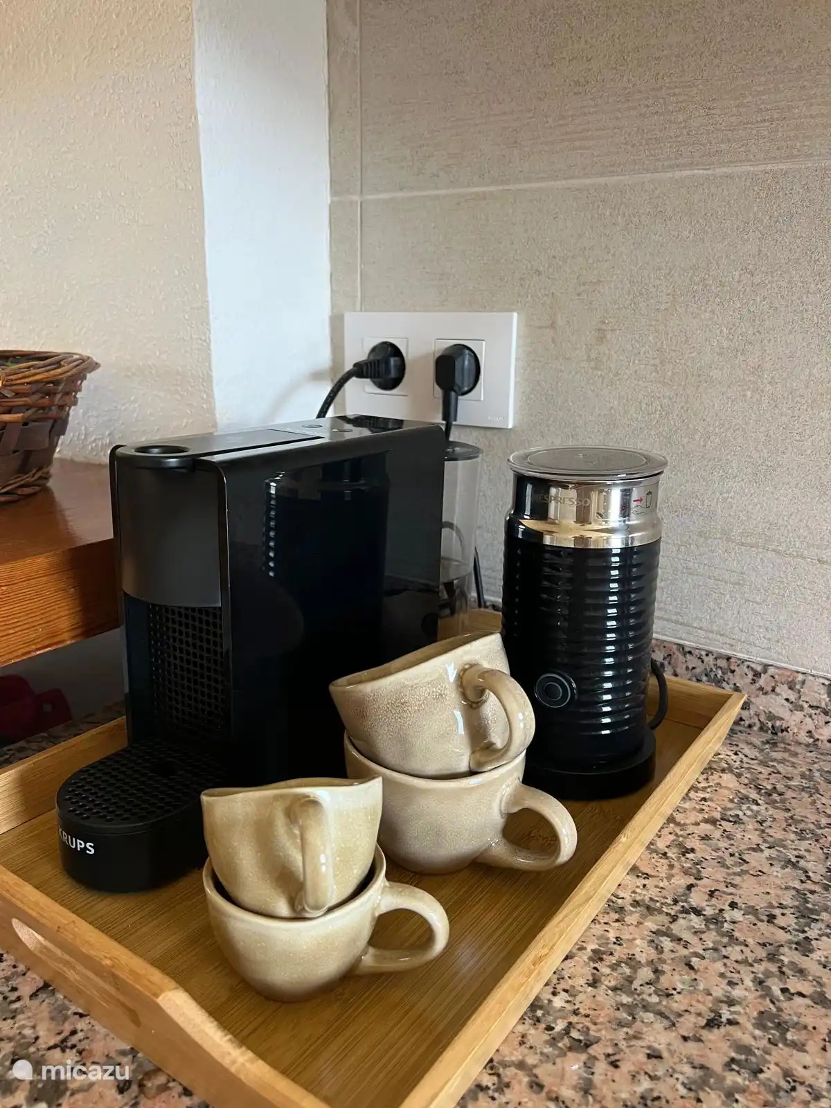 Koffie hoekje (Nespresso apparaat en melkschuimer)