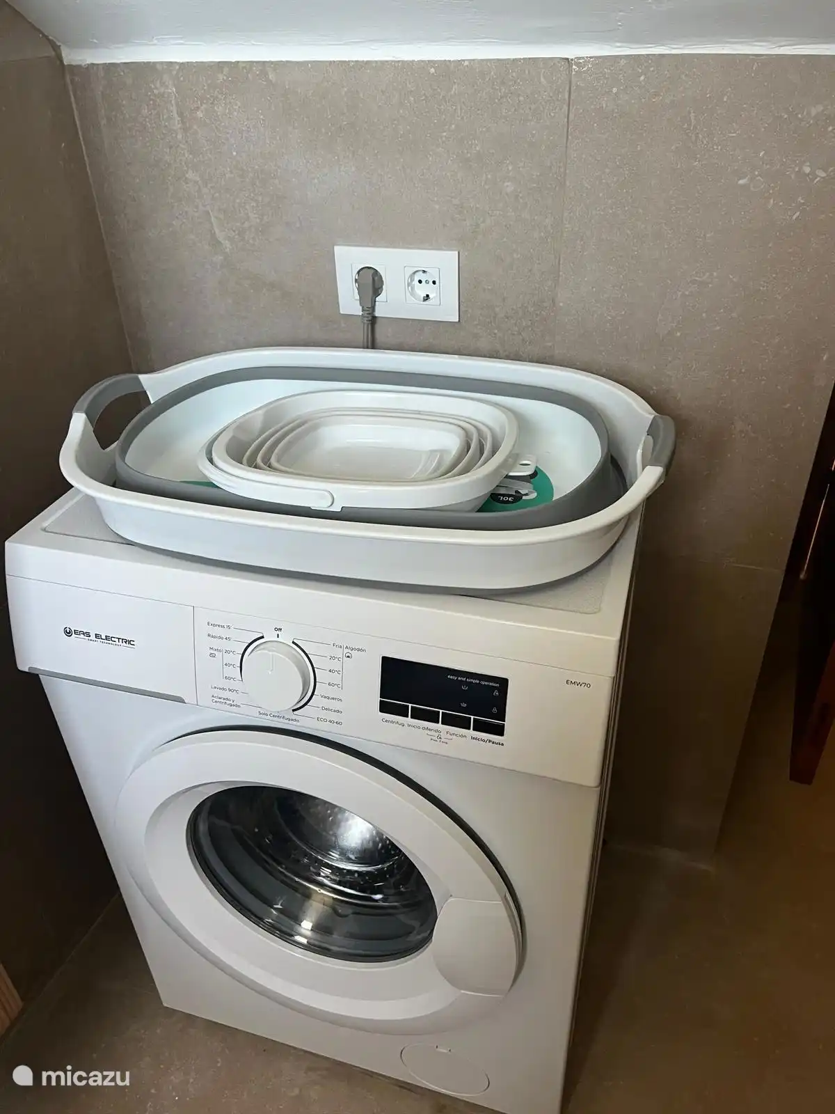 Wasmachine met 2 wasmanden aanwezig