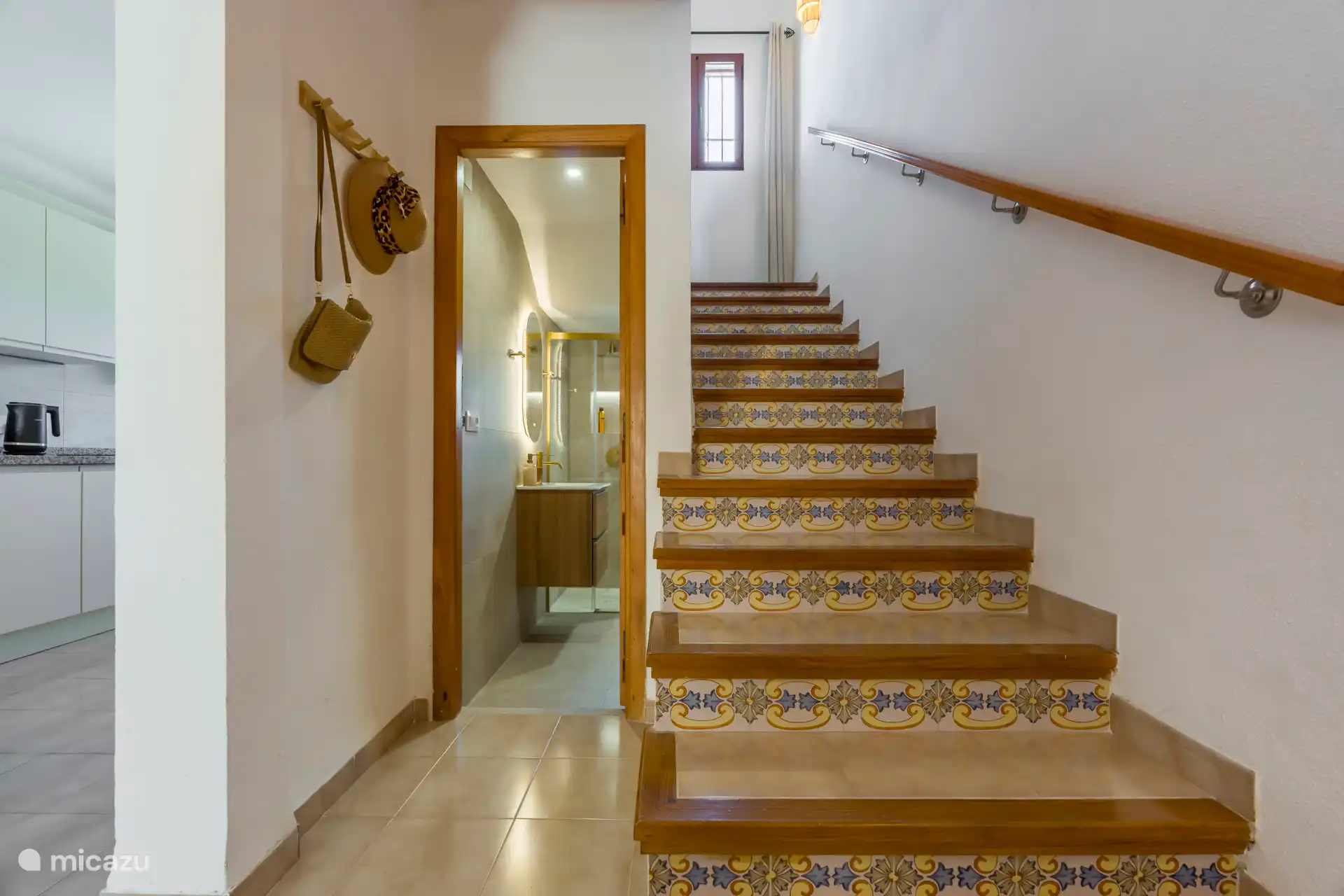 Die Treppe nach oben mit authentischen spanischen Fliesen