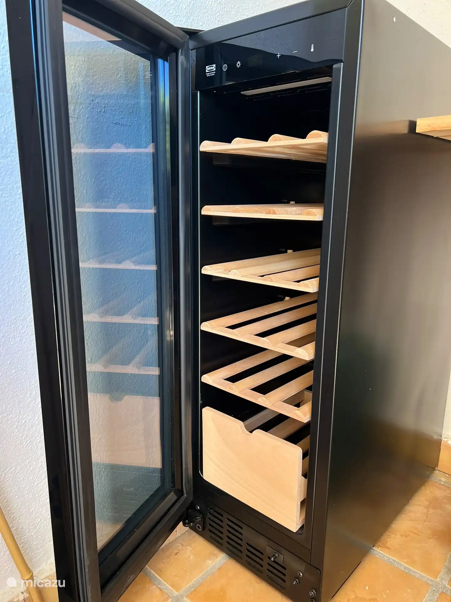 Weinschrank in der Scheune