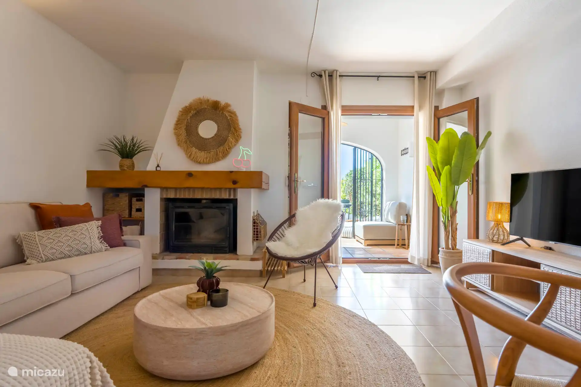 Das Wohnzimmer mit der angrenzenden Naya (Veranda)