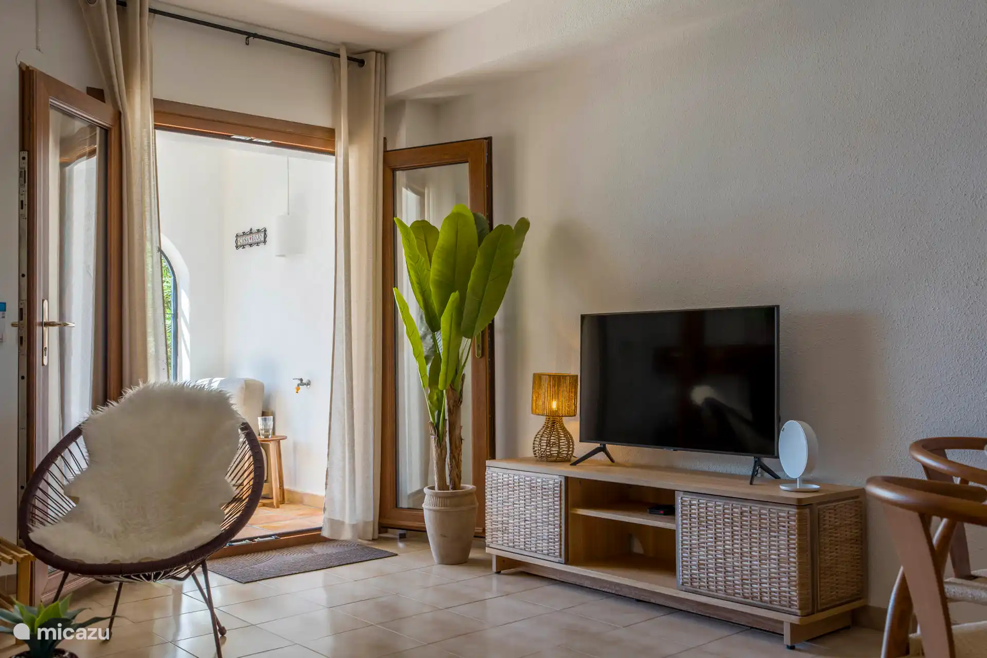 Wohnzimmer mit Smart-TV und tragbarem Bluetooth-Lautsprecher