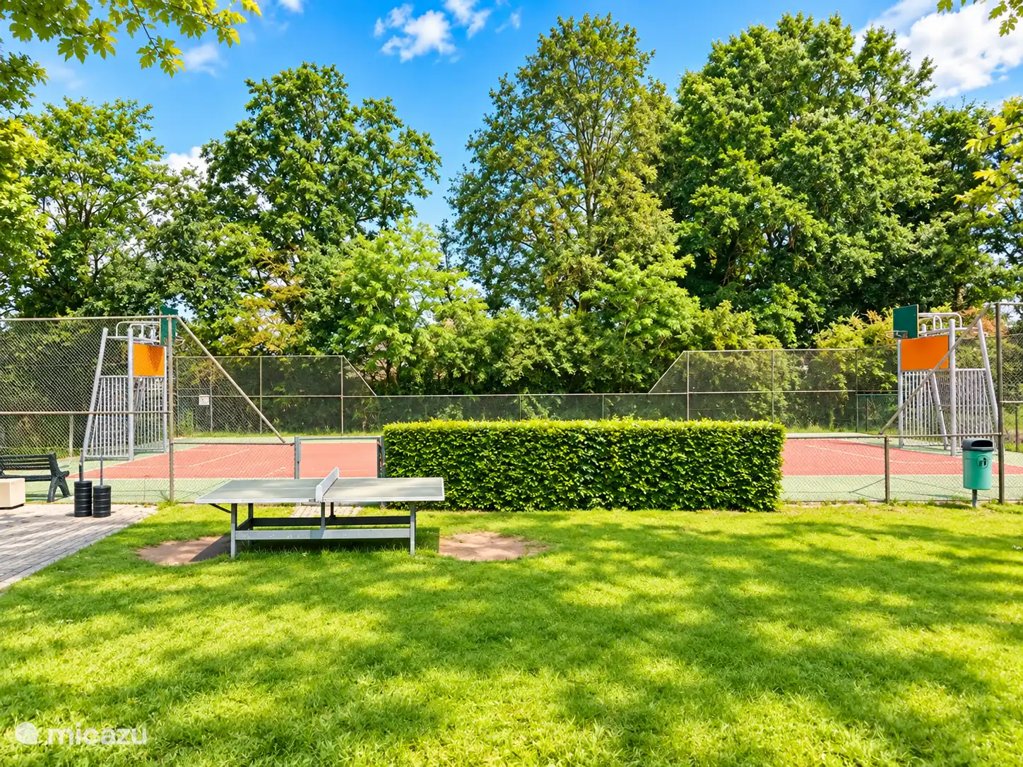Voetbalveld en tafeltennis