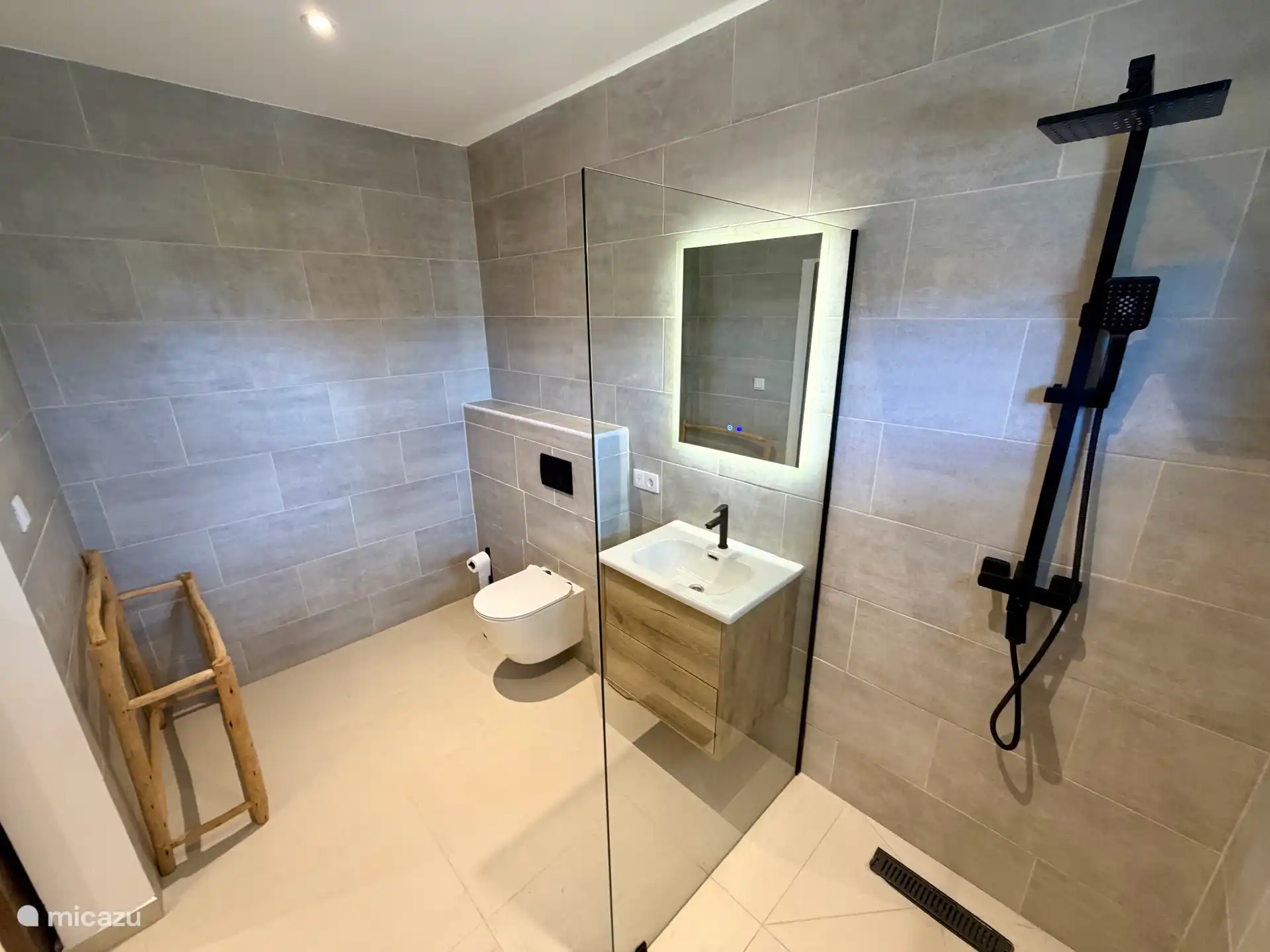 Large bathroom in bedroom 3