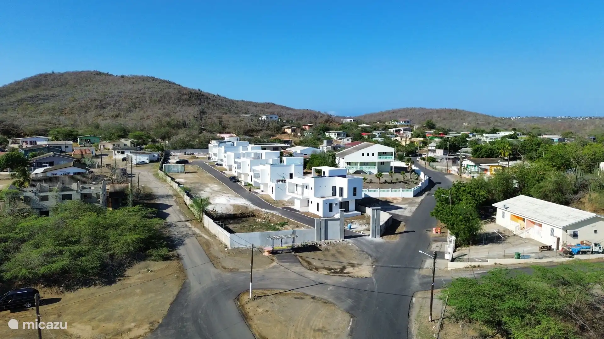 Up-to-date overview of Flamingo Resort. A number of villas are ready, while a number of surrounding plots still need to be developed. The general finishing and landscaping of the resort 