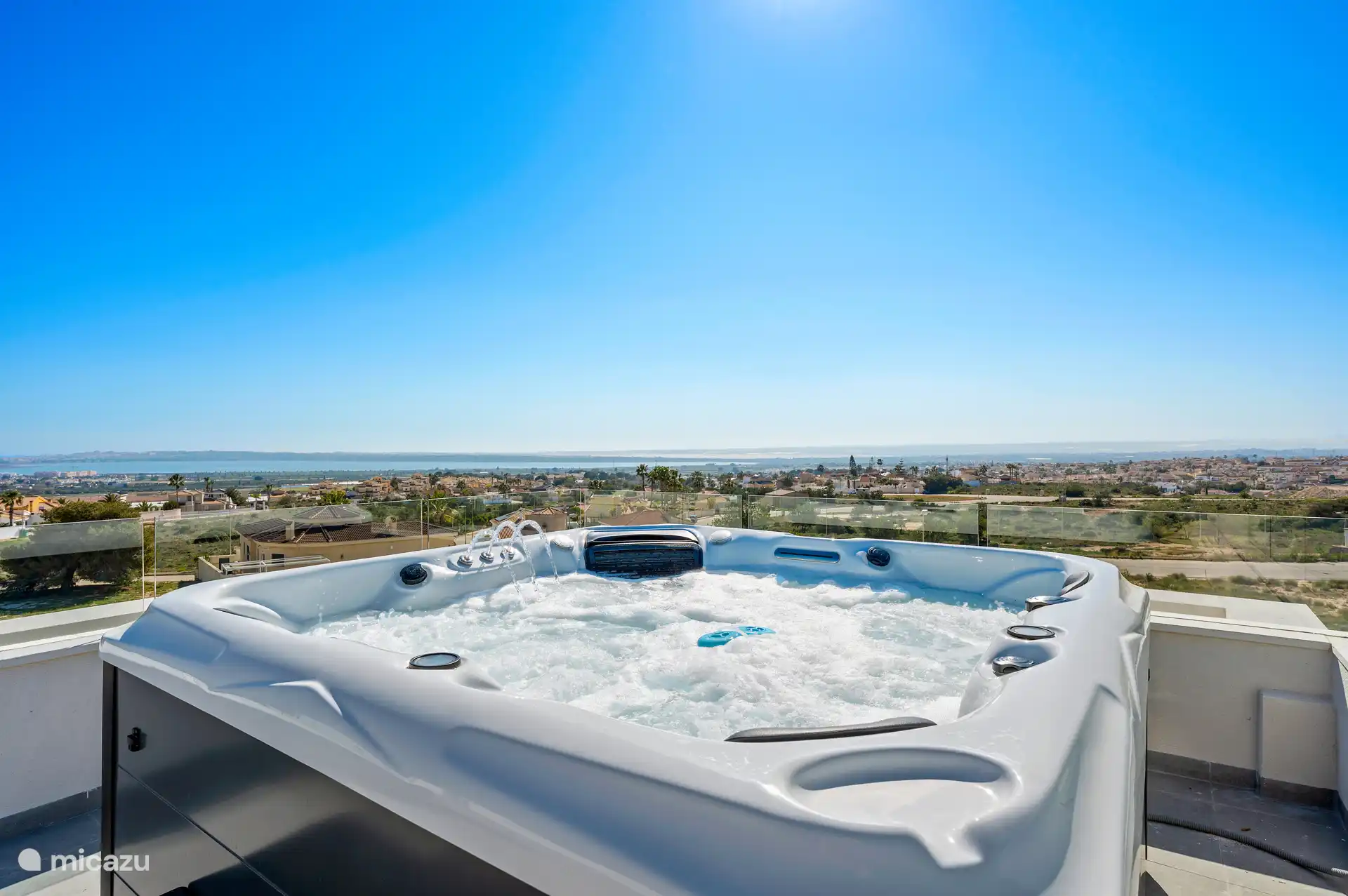 Jacuzzi en uitzicht vanaf het solarium