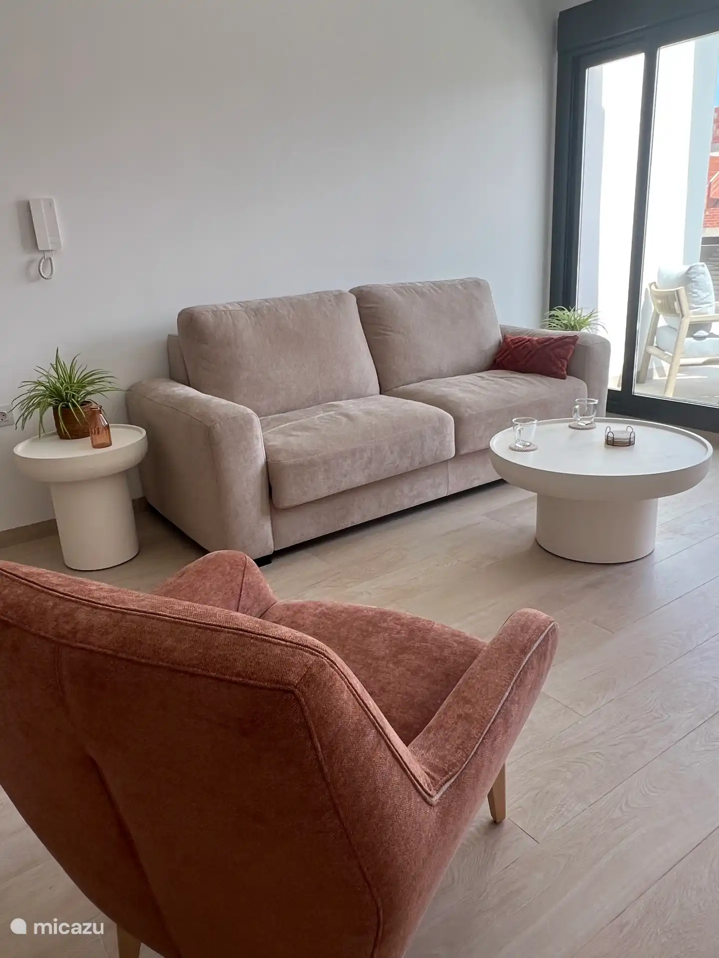 Wohnzimmer mit Schlafsofa und Matratze