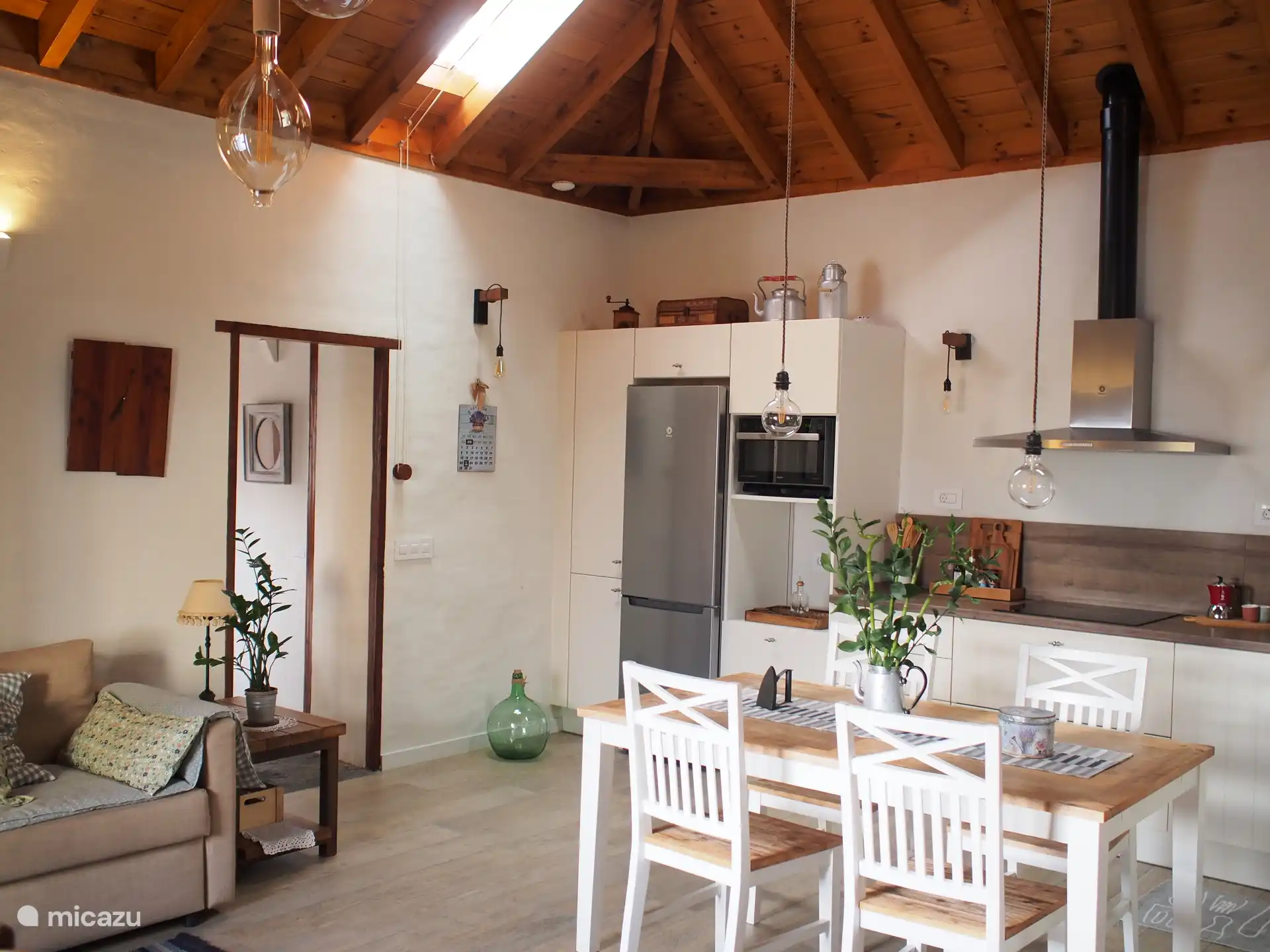Keuken, woon-eetkamer