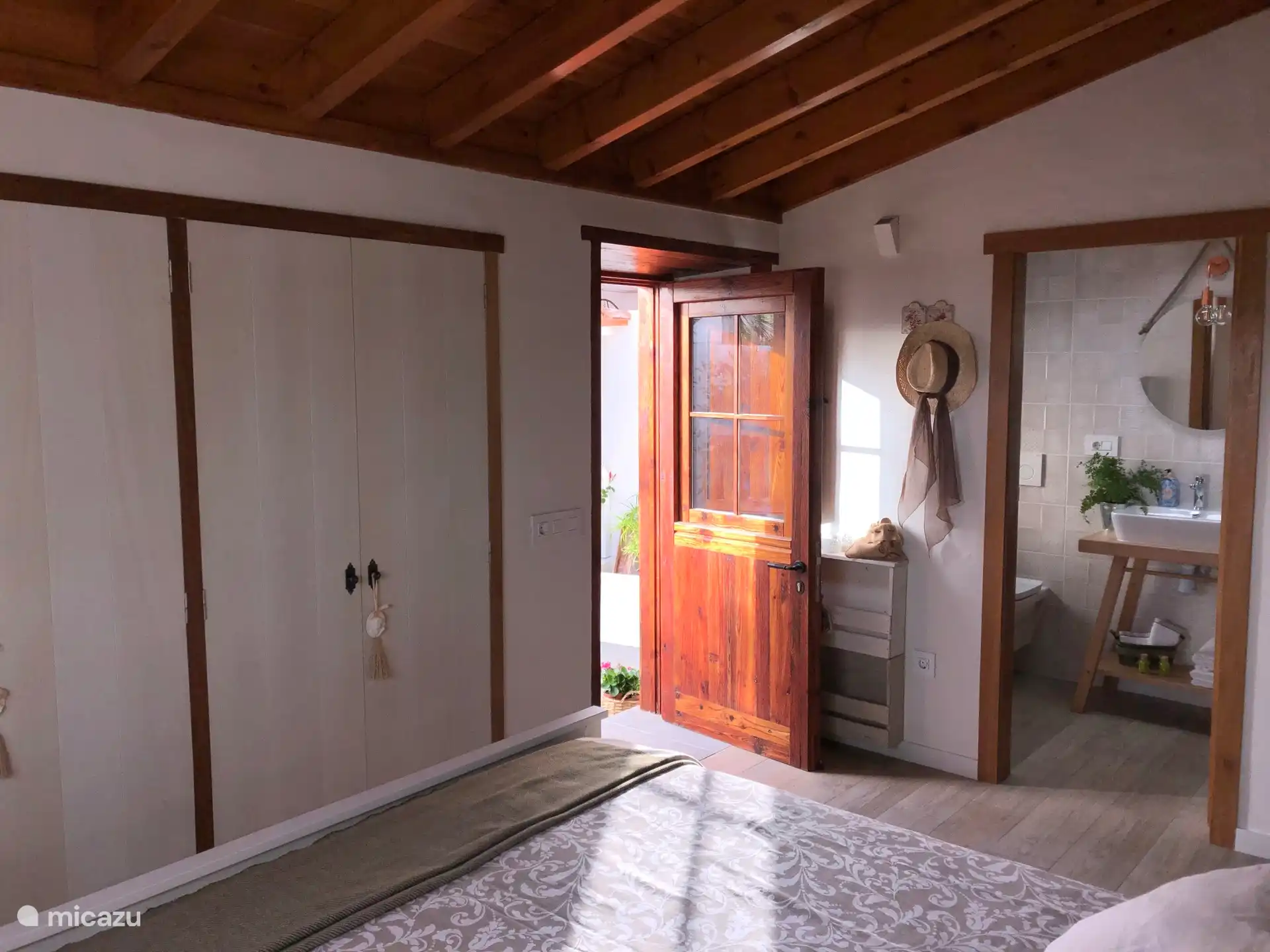 Slaapkamer. Uitgang naar het terras en toegang tot de badkamer