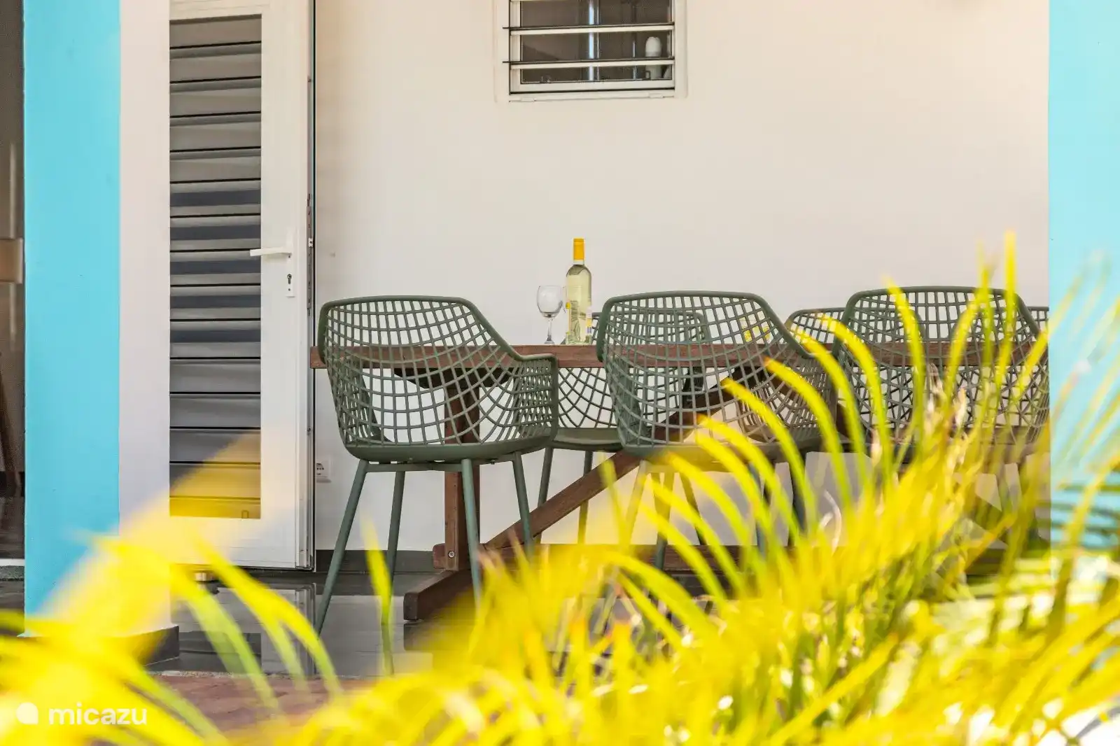 Buitentafel onder de overkapping, veranda - Palm Oasis