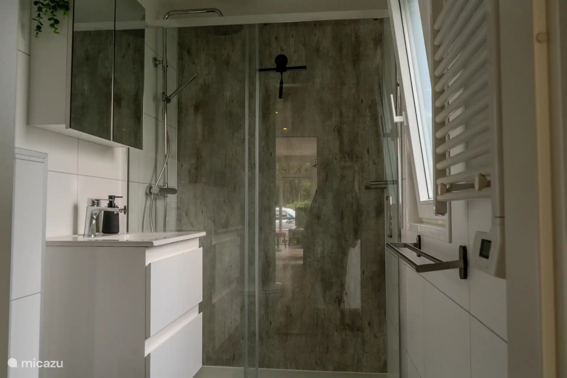 Badkamer met stortdouche
