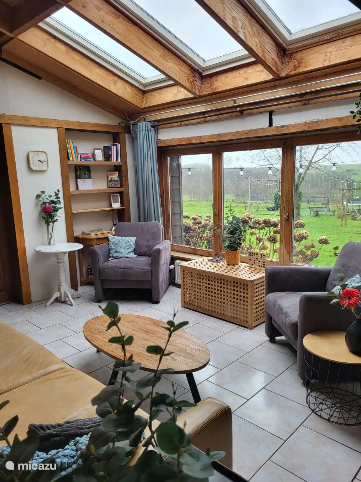 Sitzbereich mit Blick auf den Garten