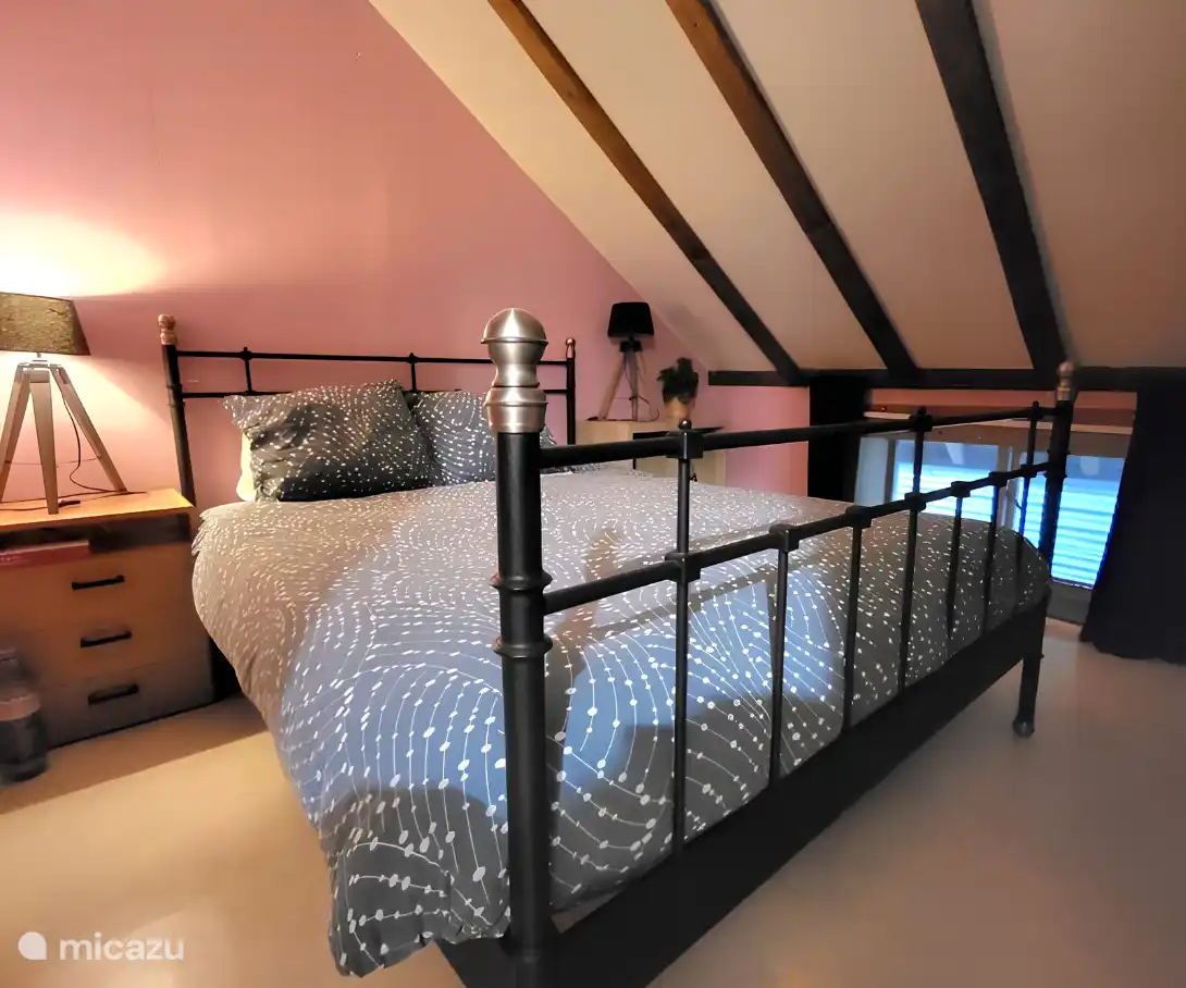 Schlafzimmer mit Doppelbett