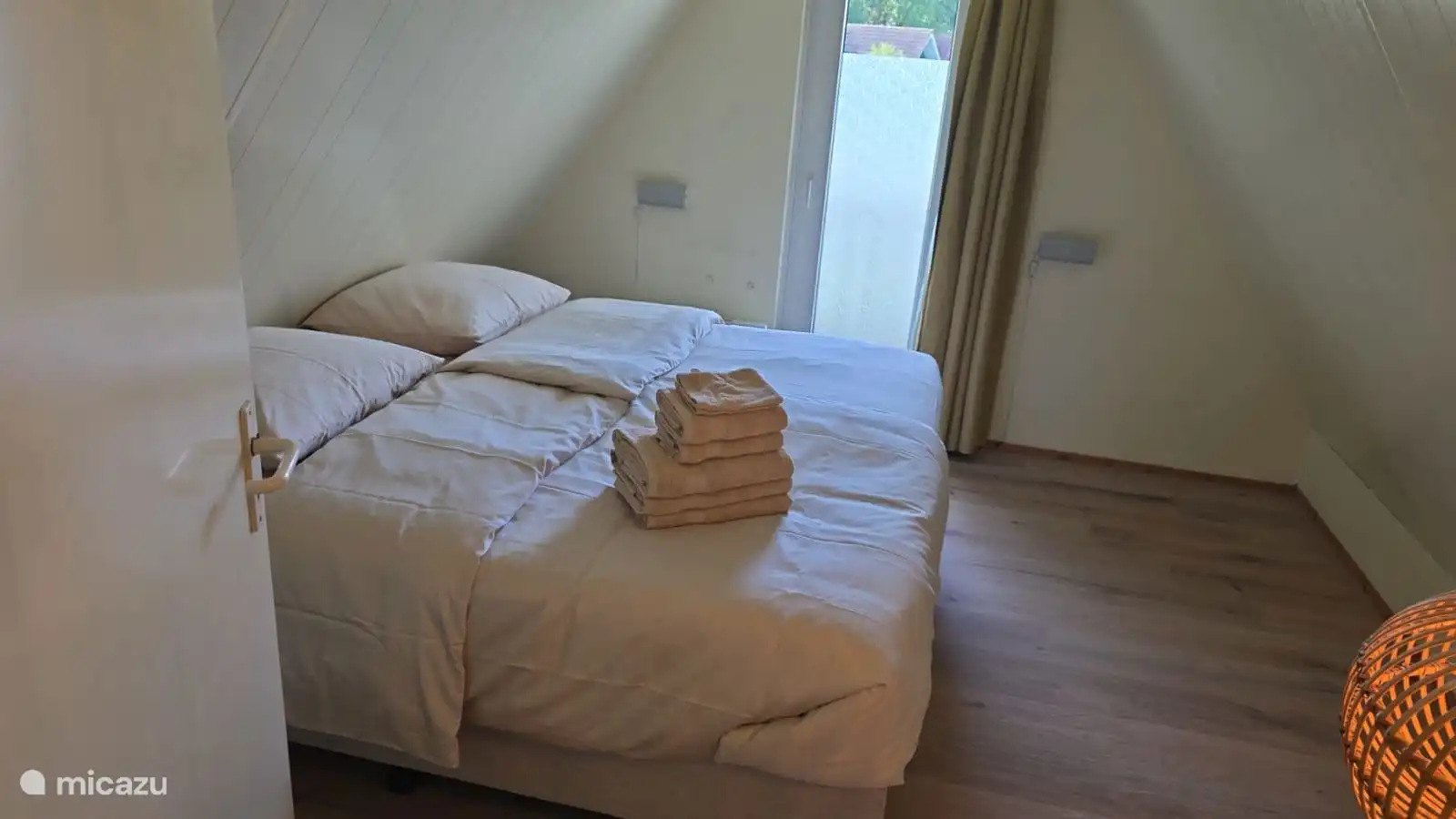 Slaapkamer met twee eenpersoonsboxsprings en Emma Sleep Topper. Deze wordt eind oktober opgeknapt en geschilderd. 