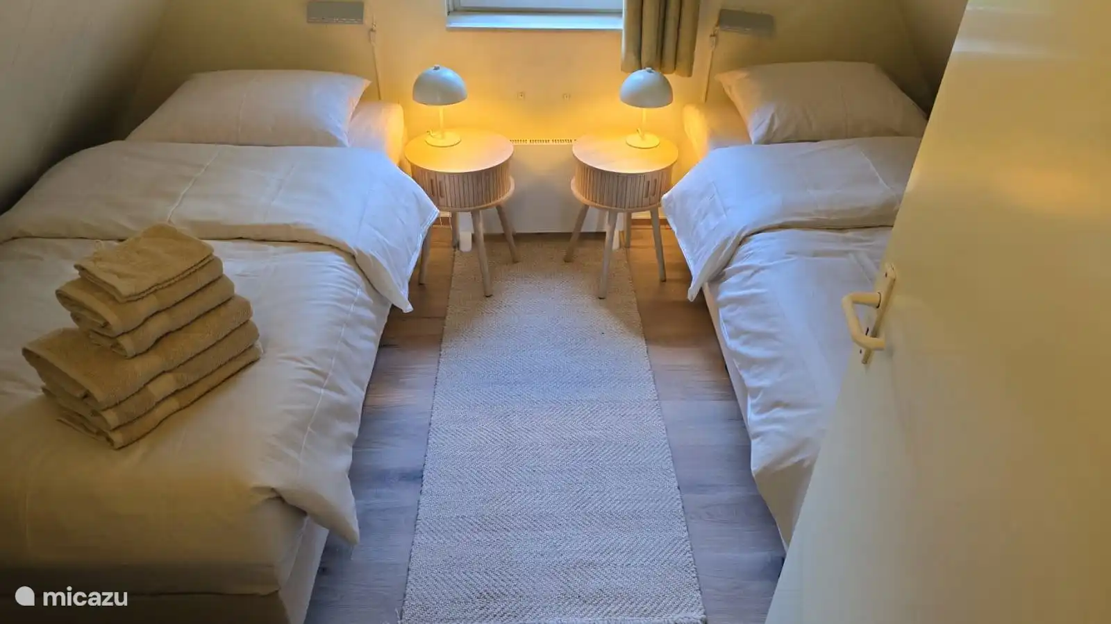 Slaapkamer met twee eenpersoons boxspring bedden met Emma sleep topper. Deze wordt eind oktober geschilderd. 