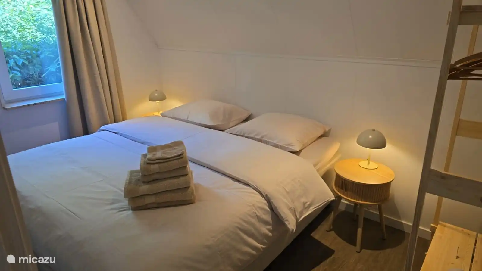 Slaapkamer met tweepersoonsboxspring en Emma topper. Deze wordt eind oktober geschilderd.