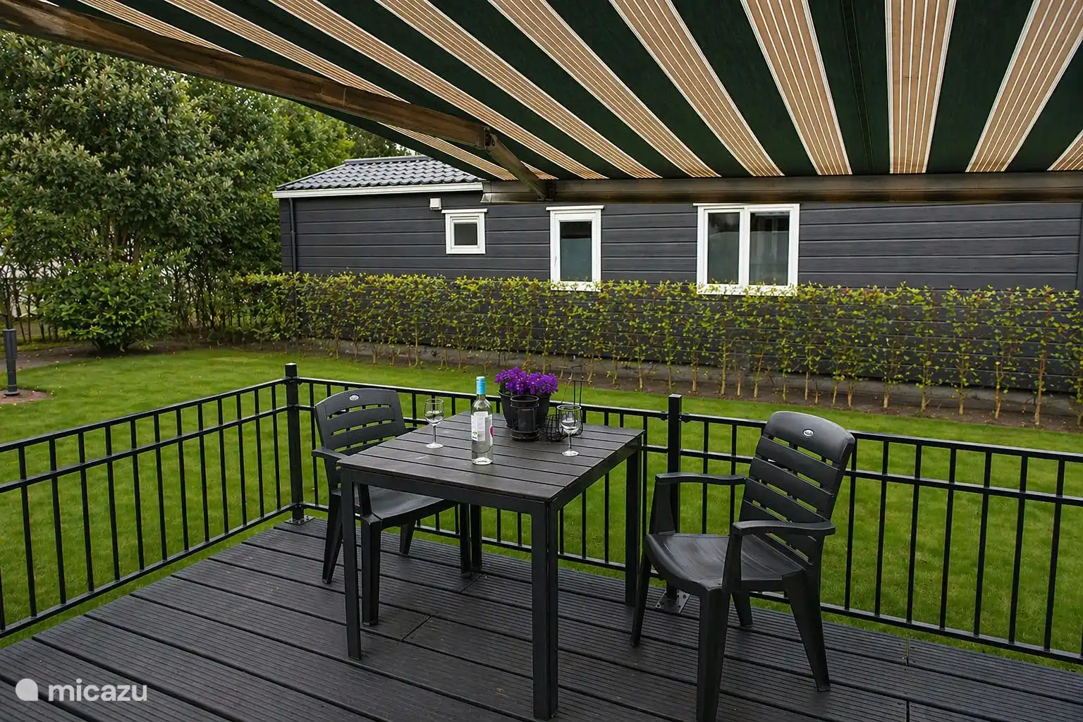 Terraza bajo el toldo | Alquiler chalet de Zonnehof para 4 personas en Buitenplaats de Berghorst, en Stegeren, cerca de Ommen, Overijssel 