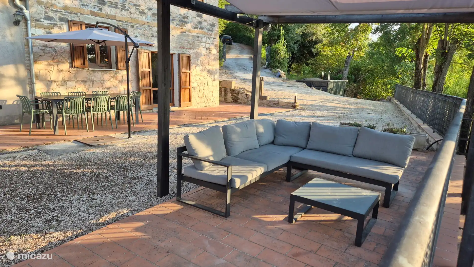 Zithoek onder pergola