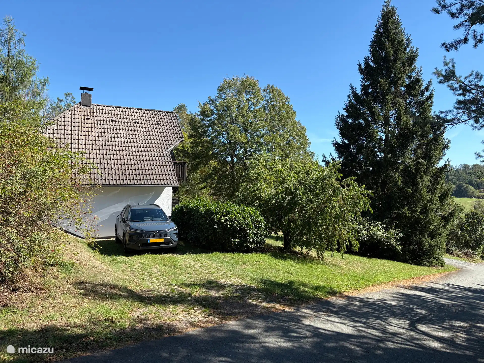 Ruime privé parkeerplaats direct naast het huisje, direct in te rijden vanaf de weg.