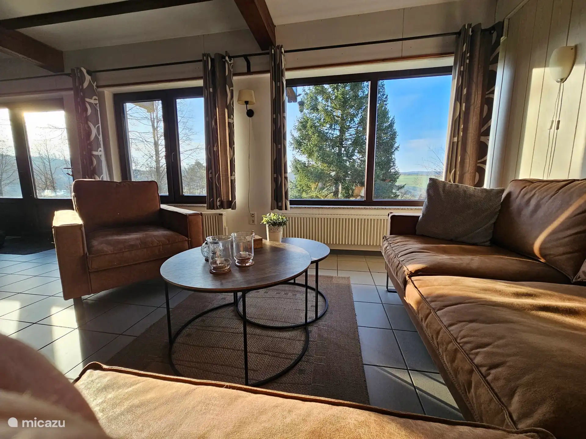 Gezellige woonkamer met weids uitzicht op de natuur.