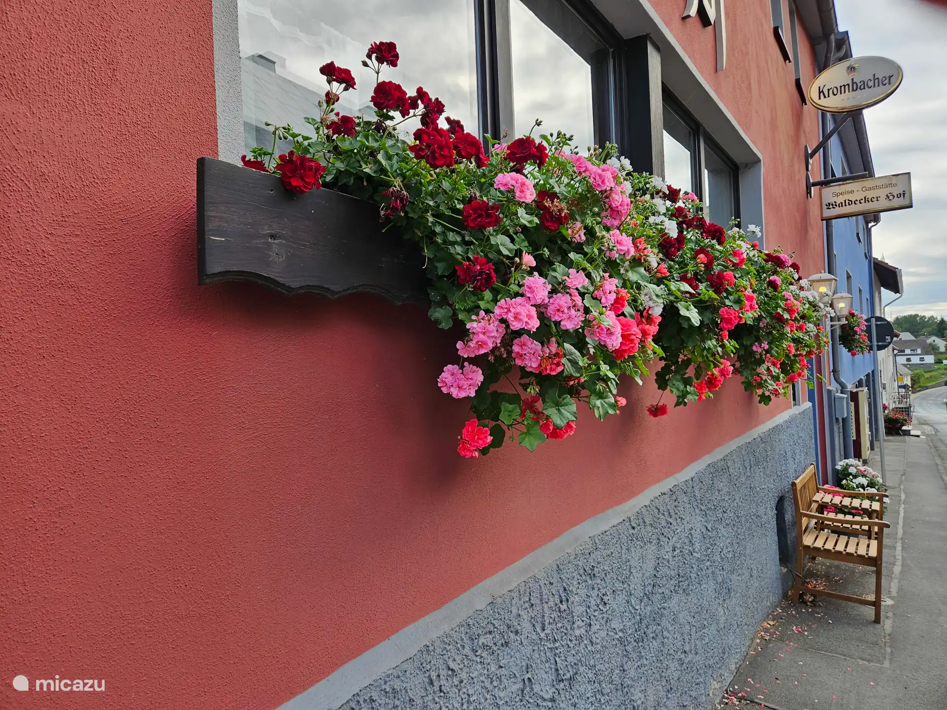 Gevel met plantenbakken en geraniums van restaurant Waldecker-hof in Frankenau, op 1 kilometer afstand.  Geniet van verschillende soorten schnitzelgerechten met patat en salade - en zeker niet duur!
