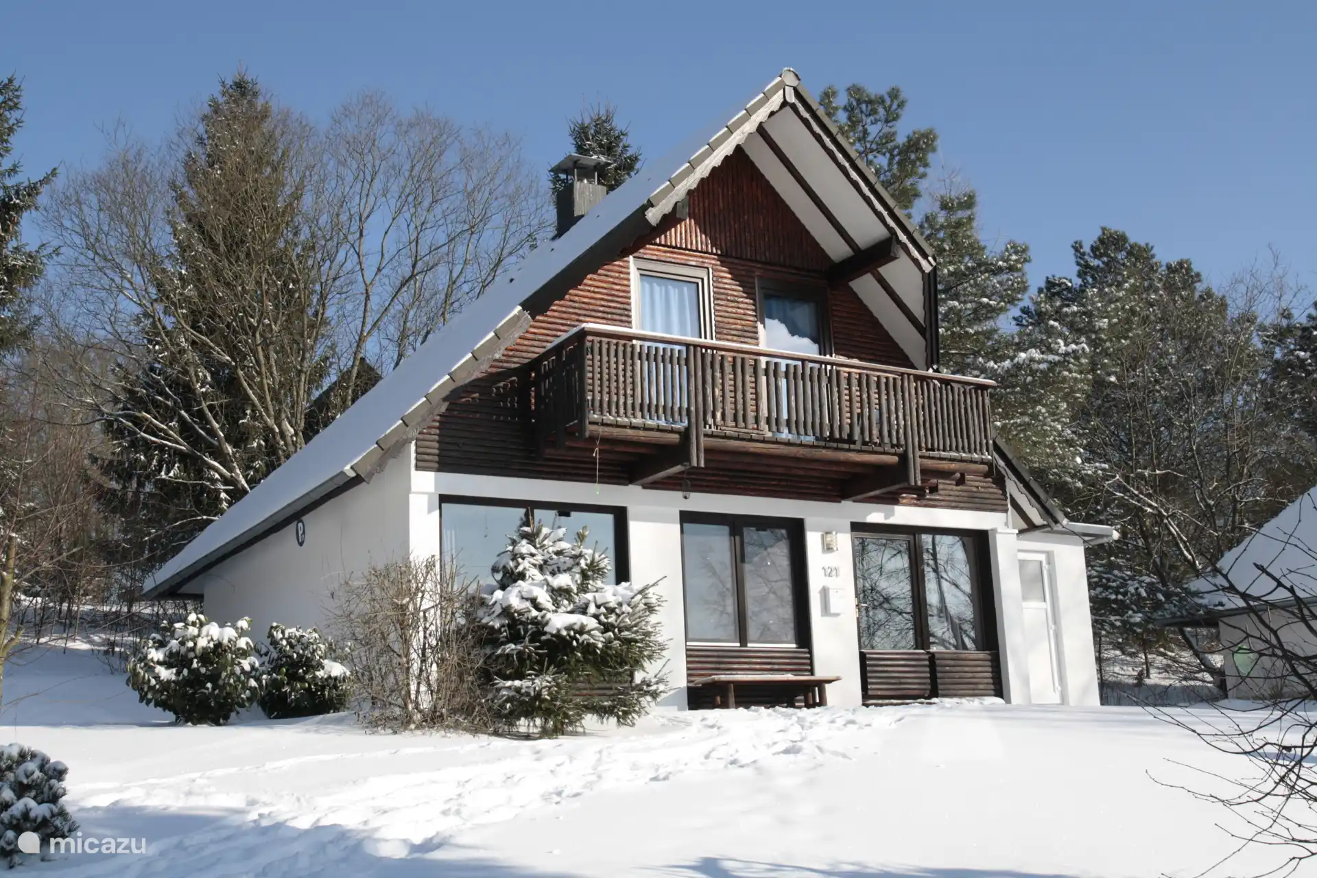 Accommodatie Weideblick gehuld in sereen witte sneeuw tijdens een wintersportvakantie in maart 2013. Op de foto zie je nog de oude pui die later is vervangen.