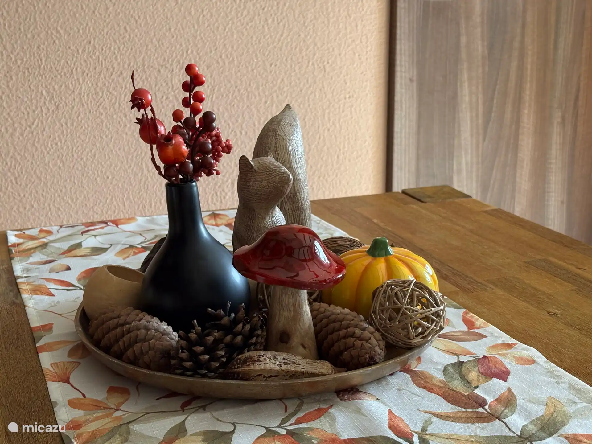 Herfstdecorstuk op eettafel van woning Weideblick 121.