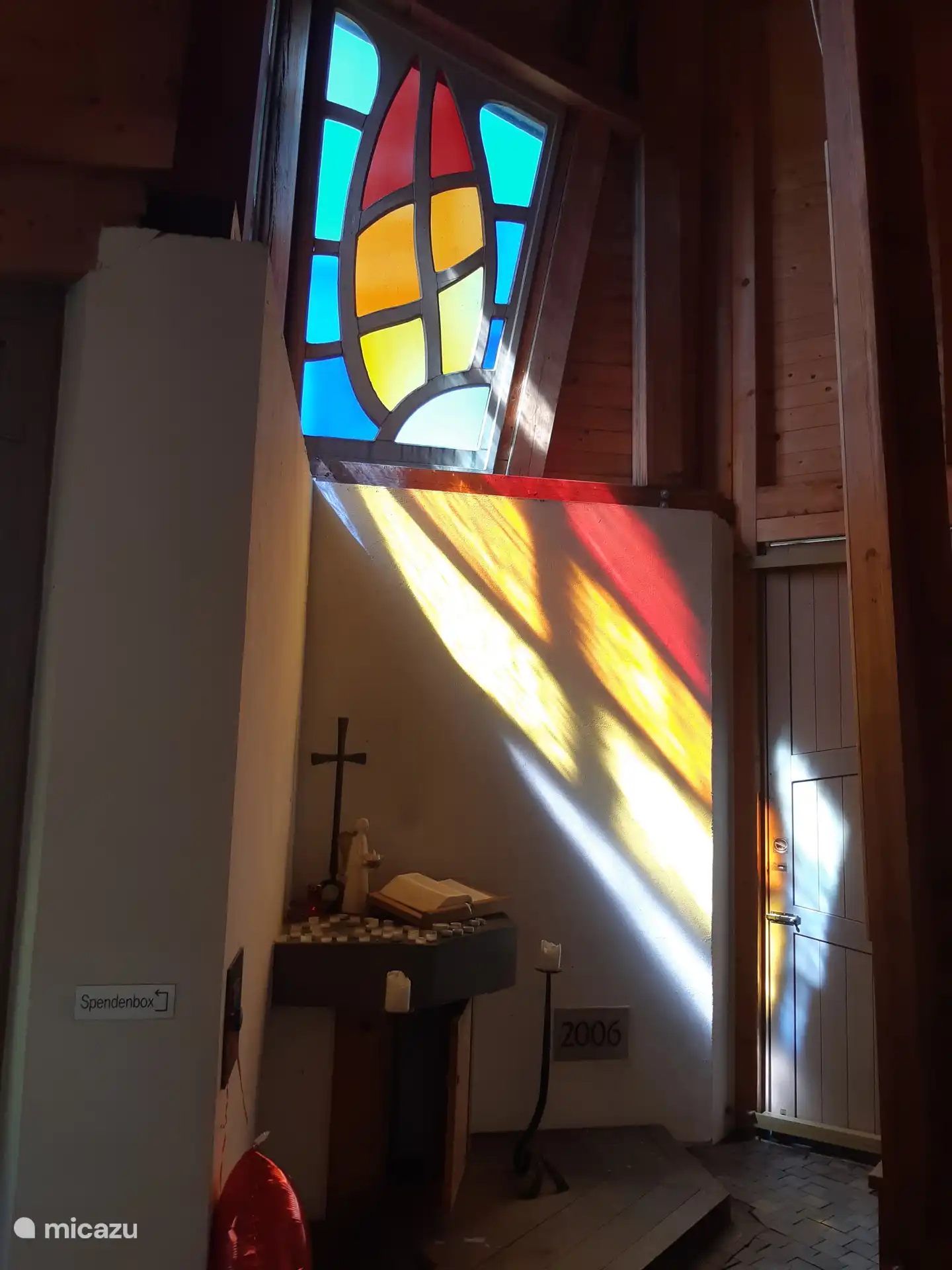 prachtig lichtinval door glas-in-loodramen van de Quernst-kapelle.