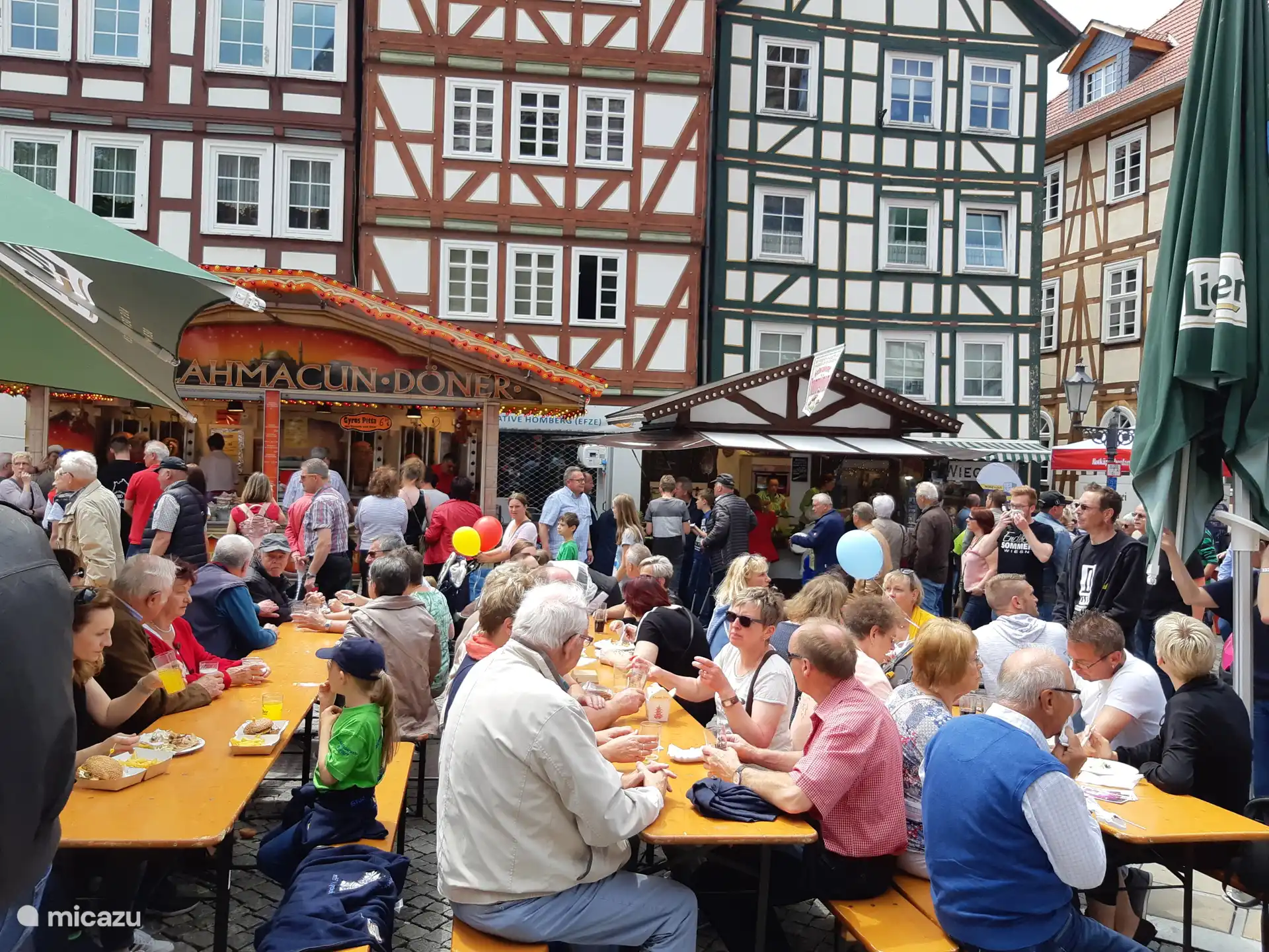 Gezelligheid tijdens het Altstadt-kulturfest in Korbach.