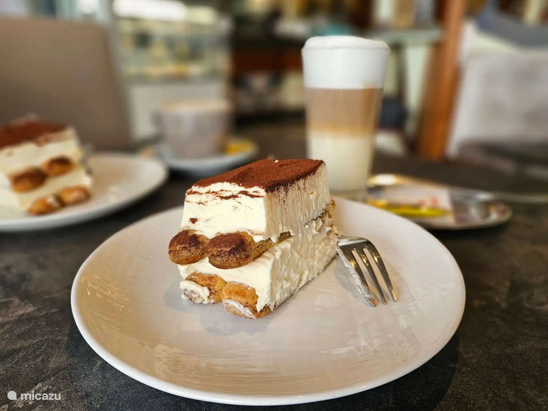 Genieten van een heerlijke tiramisu met latte of cappuccino.