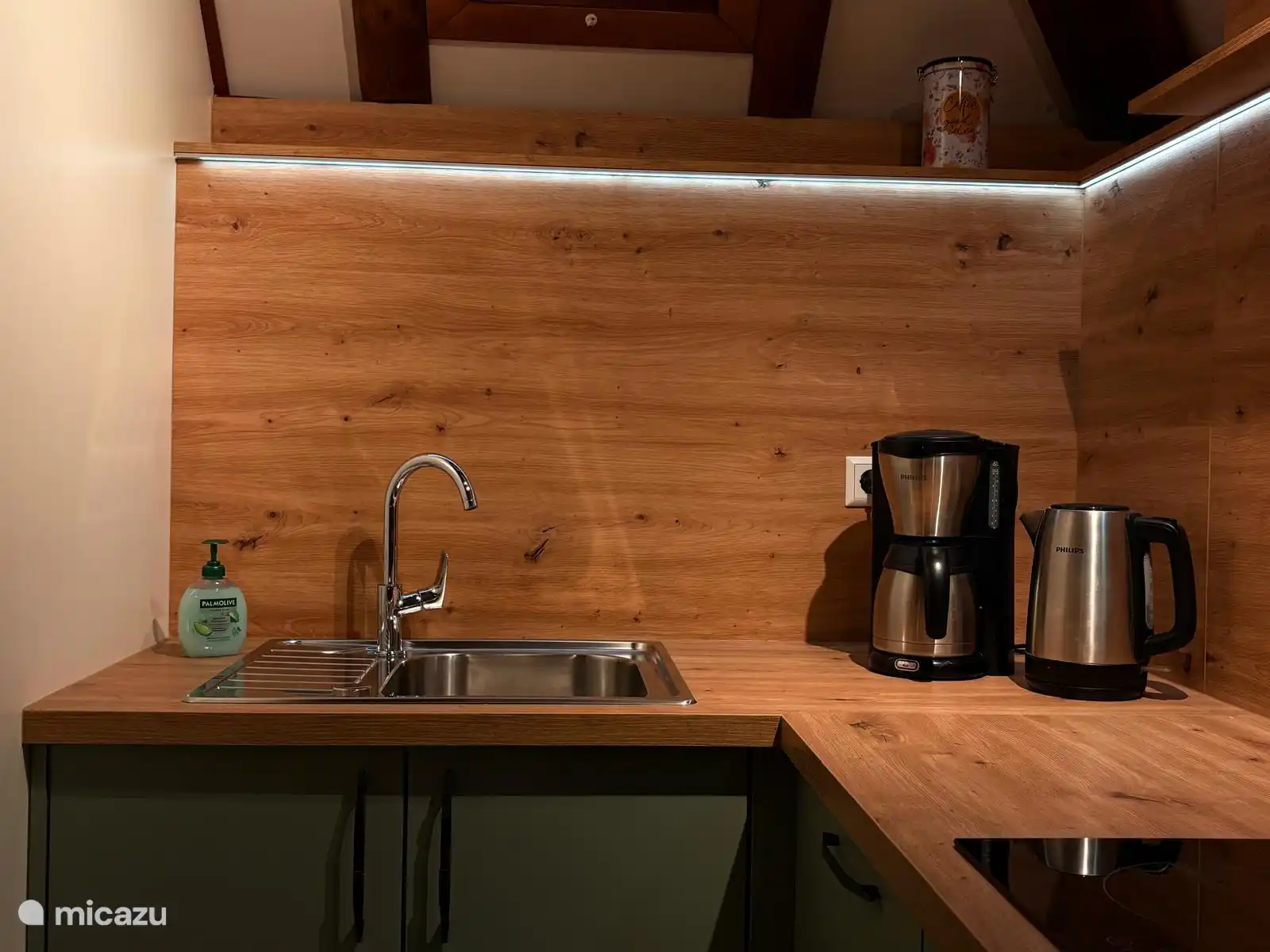 Boven het gehele aanrechtblad is goed functioneel ledverlichting aanwezig - instelbaar van zwak- tot sterk werklicht. Enkele spots met warm/wit licht maken de keuken extra sfeervol en gezellig.