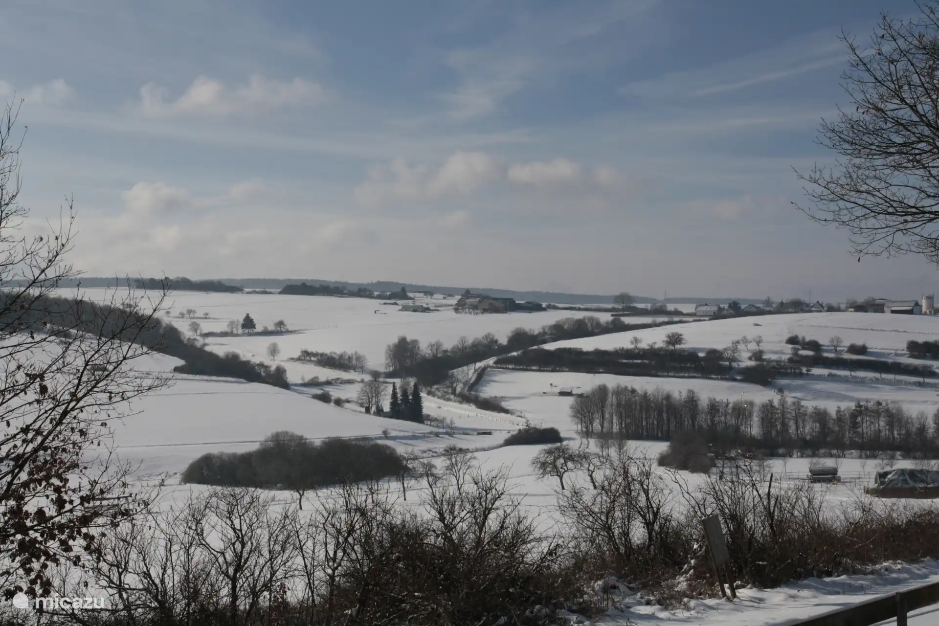 Winterwonderland in Frankenau met sprookjesachtig besneeuwde heuvels en dalen.