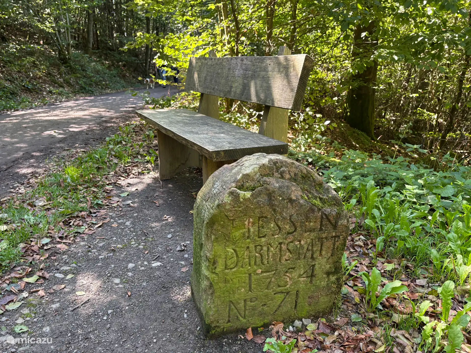 Oude grenssteen en bank tijdens de wandeling over de quernstweg wandelroute.