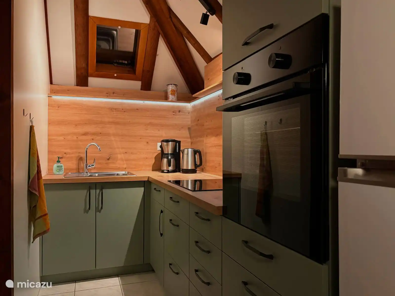 Moderne luxe keuken met inbouwapparatuur, gerealiseerd in 2025. 