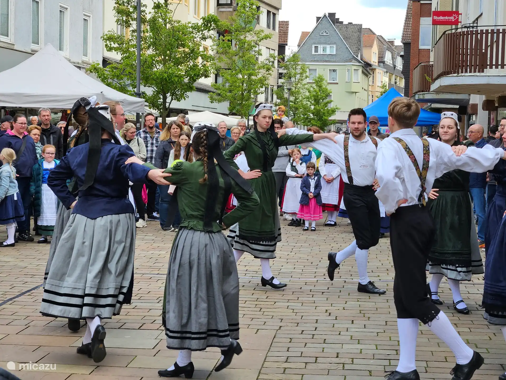 Folkloredans in het wandelcentrum van Frankenberg in regio Ederbergland.