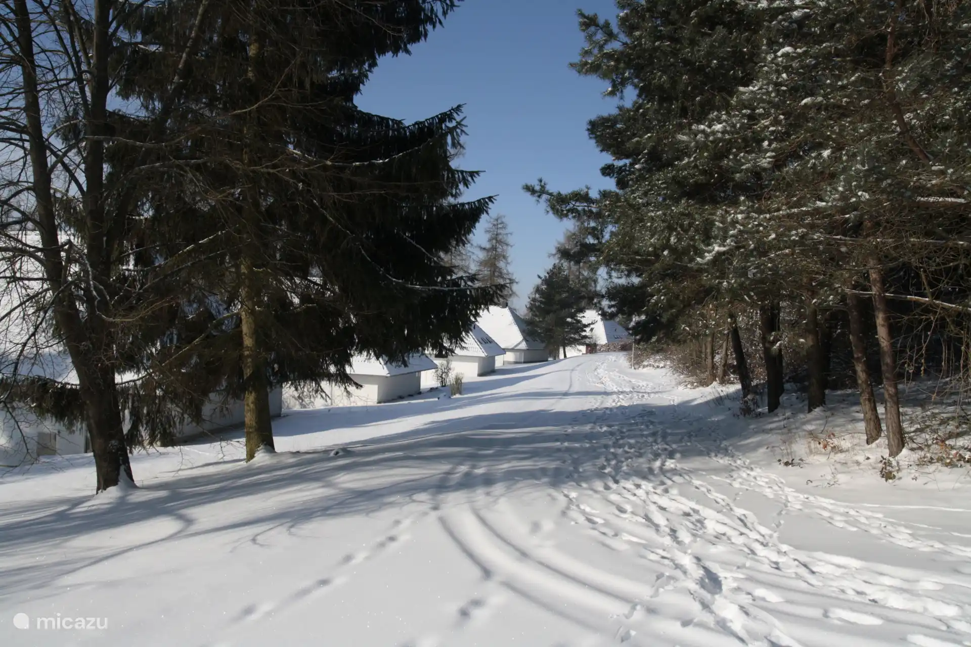 Besneeuwd wegdek op het  Feriëndorf Frankenau tijdens een wintersportvakantie in het Sauerland.