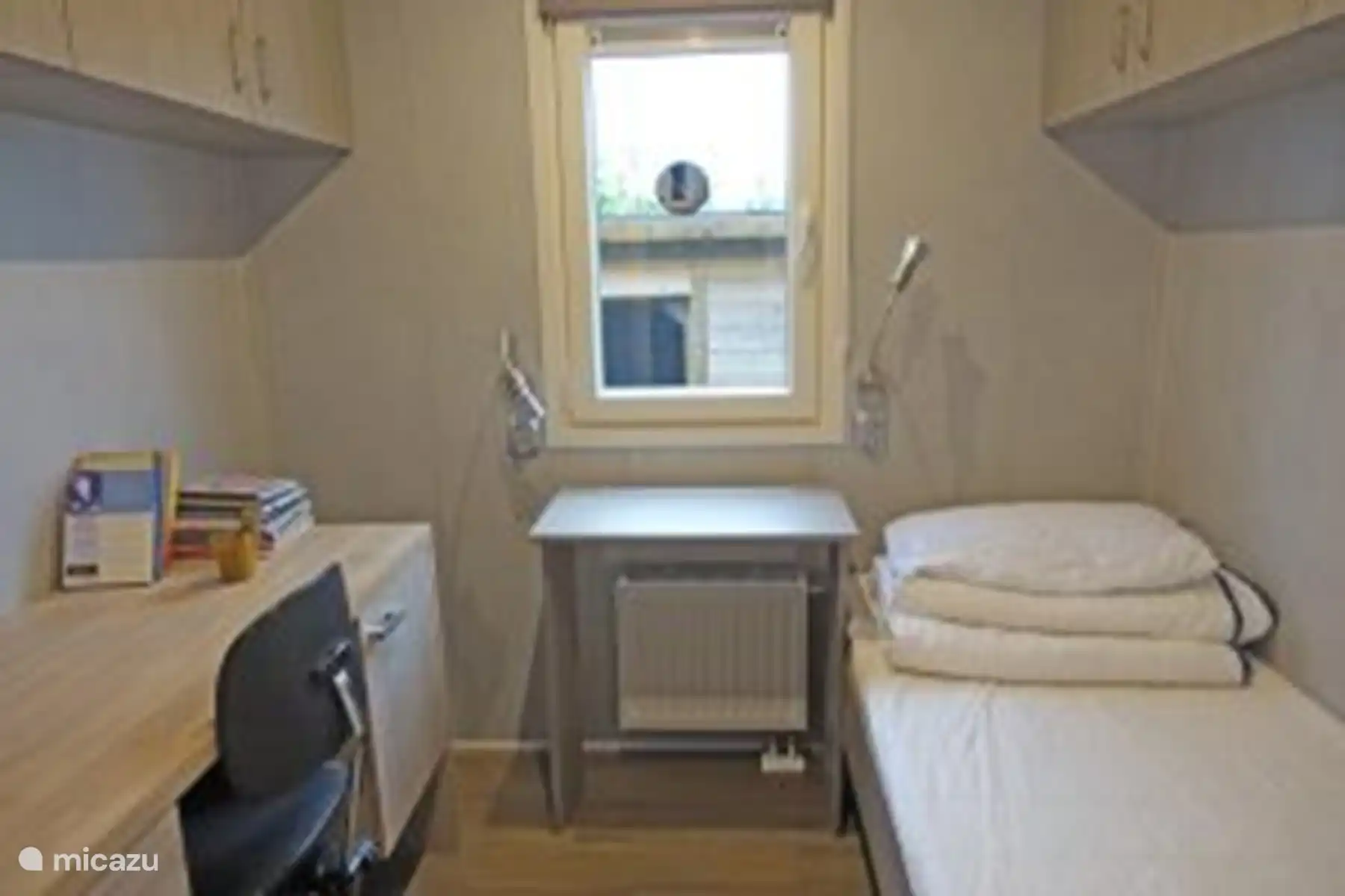 Habitación infantil con escritorio donde se colocará la cama. El chalet Vechtdal Zonnezicht en Buitenplaats de Berghorst en Stegeren, OV. 