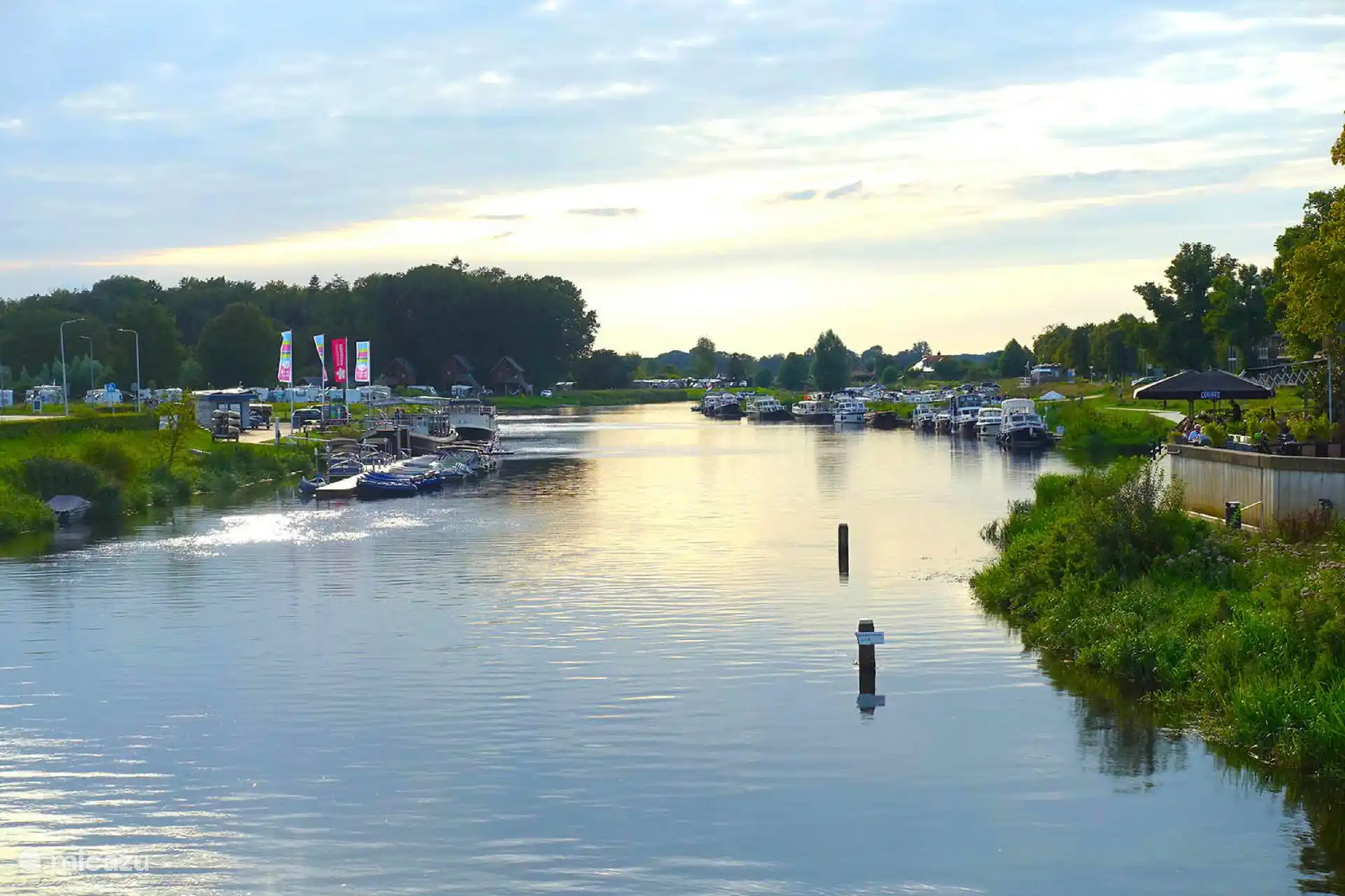 Vecht en Ommen. El chalet Vechtdal Zonnezicht en Buitenplaats de Berghorst en Stegeren, OV. 