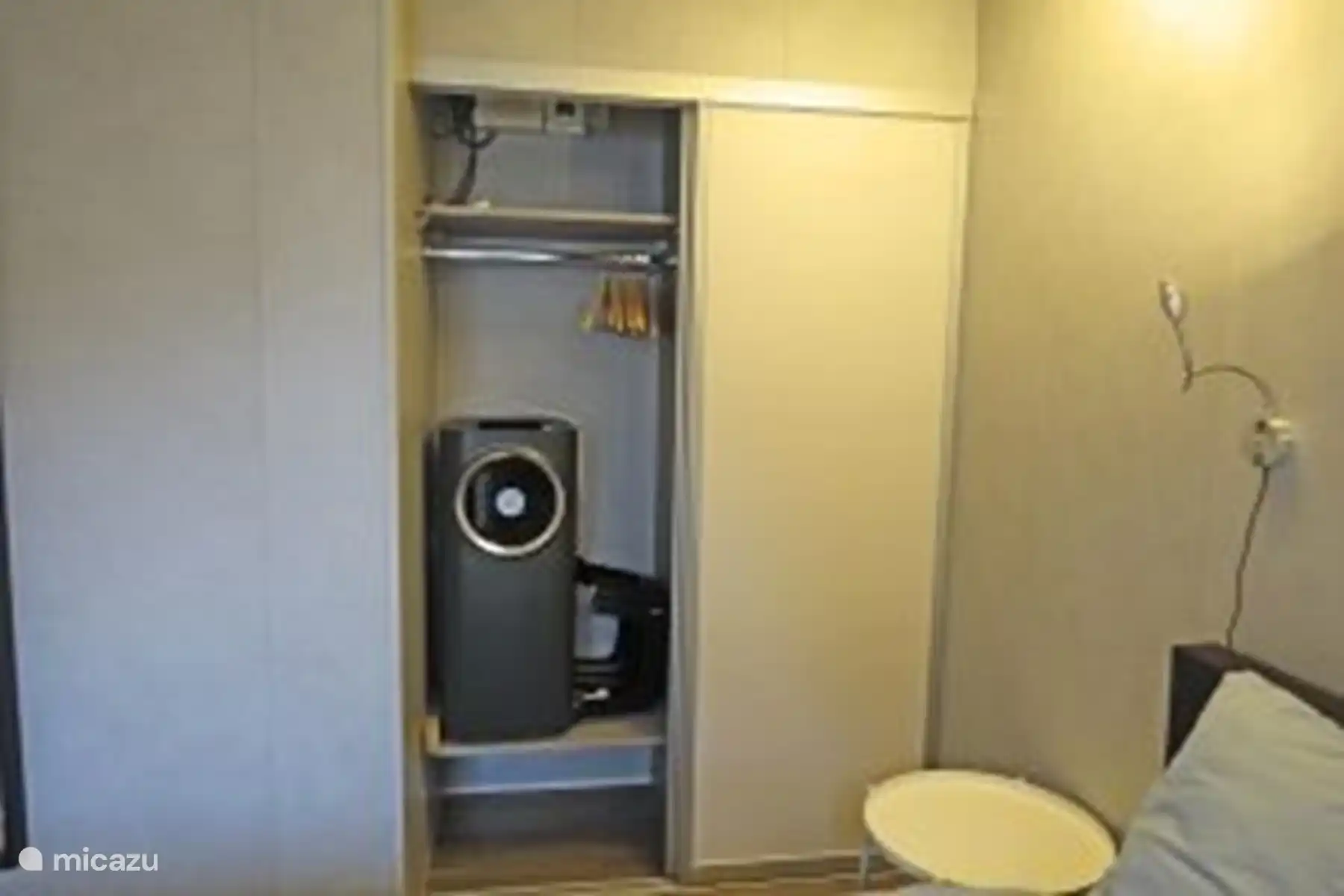 Dormitorio principal, armarios y aire acondicionado móvil. El chalet Vechtdal Zonnezicht en Buitenplaats de Berghorst en Stegeren, OV. 