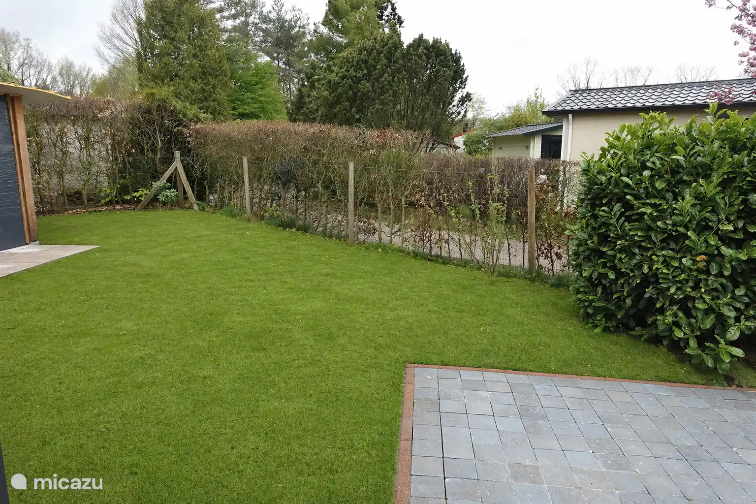 Aparcamiento y jardín de Vechtdalchalet Zonnezicht en Buitenplaats de Berghorst en Stegeren, OV. 