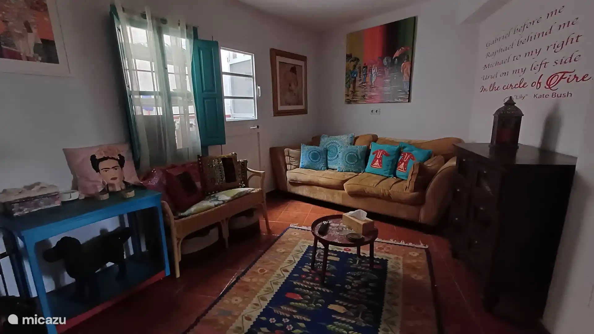 Loungebereich mit bequemem Sofa
