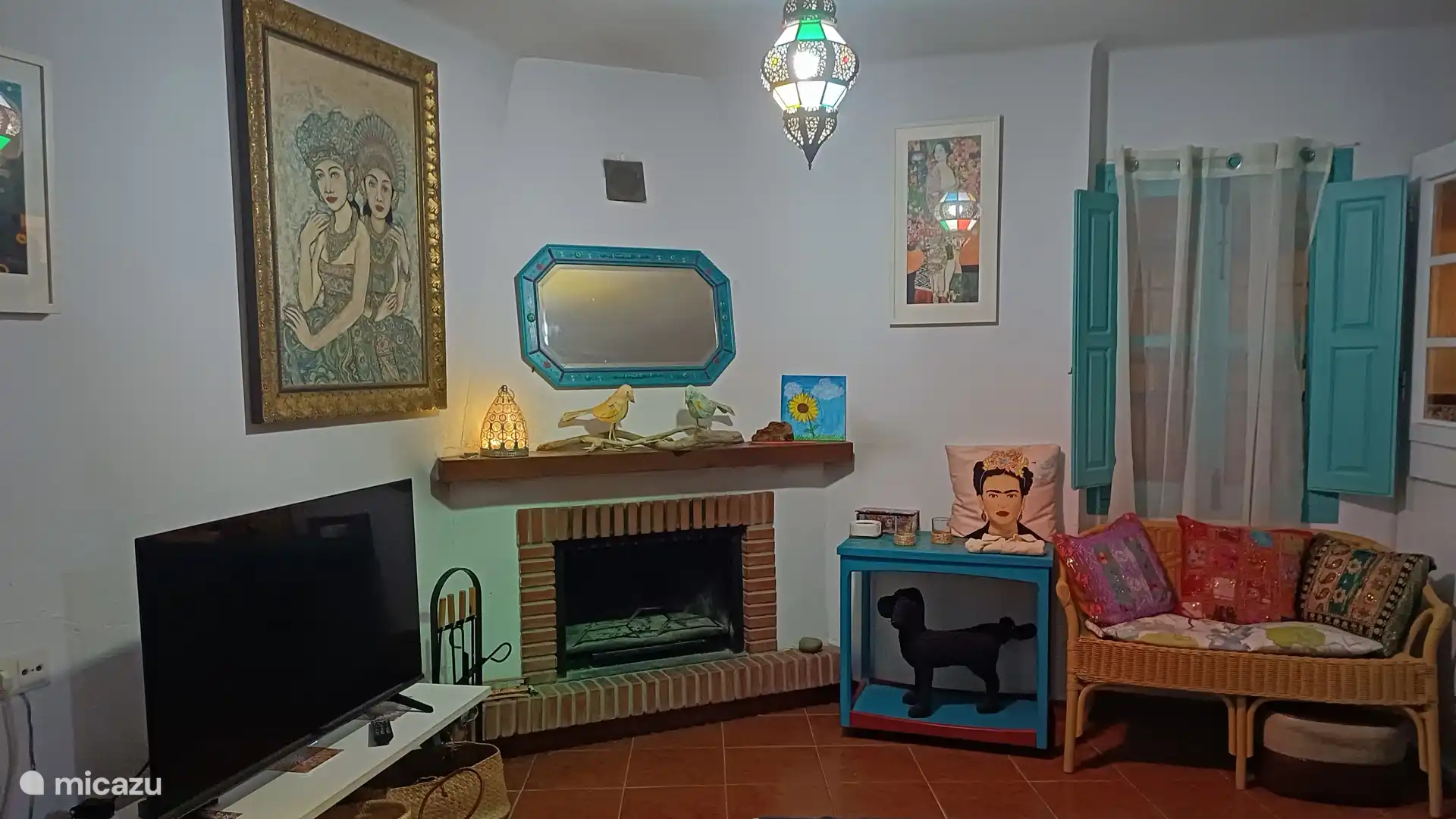Wohnzimmer mit Kamin und Fernseher